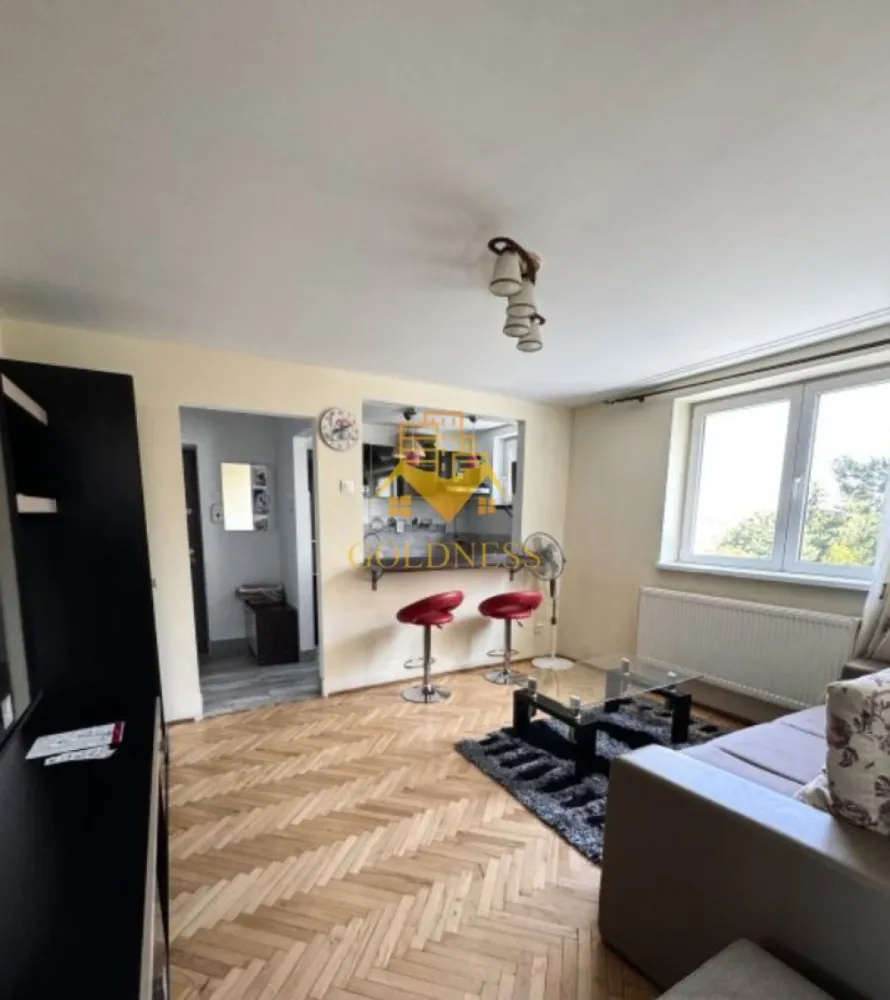 2 camere semidecomandate, Gheorgheni, Zona Alverna, Home Garden - GOLDNESS Imobiliare vă propune spre închiriere un apartament cu 2camere semidecomandate complet mobilat și utilat, la etajul 4 într-un imobil de 4 etaje, în Cartierul Gheorgheni, Zona Alverna. Posibilitate de parcare in zona la liber! Se află în apropierea stațiilor de transport în comun, magazine, restaurante, spații verzi, farmacii, etc. Apartamentul este compartimentat astfel: - dormitor cu pat matrimonial, dressing, noptiere - living cu o canapea extensibilă, comoda TV, - bucatarie open space complet utilată și mobilată, loc de servit masa - baie cu dus, calorifer port prosop și dulap pentru depozitare. Imobilul este dotat cu toate cele necesare- centrală proprie, frigider, aragaz, hotă, mașină de spălat haine, etc. Dacă sunteți interesați de acest apartament și doriți să îl vizionați, dar și pentru alte oferte nu ezitați să ne contactați telefonic sau prin e-mail. Vă stăm la dispoziție! Pentru intermediere se percepe un comision de 50% din prețul chiriei! }}