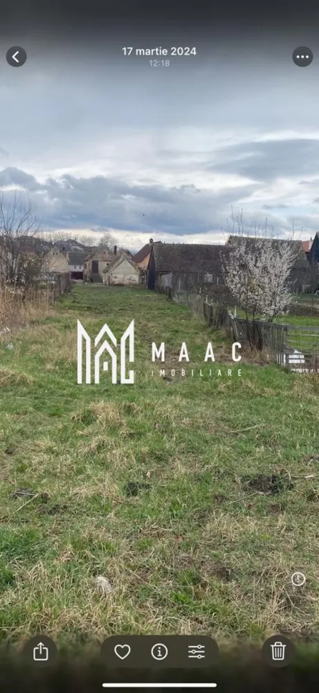 Teren intravilan I 2120 mp I Casă demolabilă I Șura Mică - De vânzare teren intravilan, amplasat în zona centrală a localității Șura Mică, județul Sibiu. Caracteristici: - Suprafață totală: 2120 mp - Formă dreptunghiulară - Front stradal: 11 m - Lungime: 190 m Poziționat în vatra veche a satului, la DN. Pe teren există câteva construcții propuse pentru demolare. Documentația este în curs de procesare; demolarea poate fi realizată fie de actualul proprietar, fie de cumpărător, cu toate actele necesare. Utilități: terenul este racordat la rețelele de utilități. Pentru detalii sau vizionare, contactați MAAC Imobiliare, menționând ID: CP2824391. }}