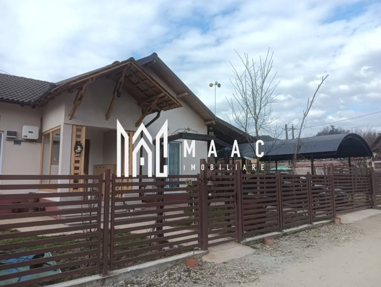 Casa de Vanzare | 3 camere | Centrala Gaz | Panouri Solare - MAAC Imobiliare vă propune spre vânzare o locuință modernă, complet mobilată și utilată, situată într-o zonă excelentă – în centrul comunei Mihăești, sat Buleta. Detalii proprietate: Suprafață utilă: 120 mp Suprafață construită: 140 mp Compartimentare: 3 camere 2 băi Living spațios cu bucătărie open-space Garaj inclus Construcția este realizată în anul 2022, cu materiale de calitate, fiind ideală pentru o familie care își dorește confort și liniște. Dotări și facilități: Centrală termică pe gaz Panouri solare Aer condiționat Sistem de supraveghere video Se vinde complet mobilată și utilată Utilități: Apă Curent electric și curent trifazic Gaz Fosă septică Localizare: Imobilul este amplasat în centrul comunei Mihăești, oferind acces facil către magazine, școală și alte puncte de interes. Ideală atât pentru locuință permanentă, cât și pentru investiție. Pentru mai multe detalii și programarea unei vizionări, vă rugăm să contactați MAAC Imobiliare. - CP2986487 }}