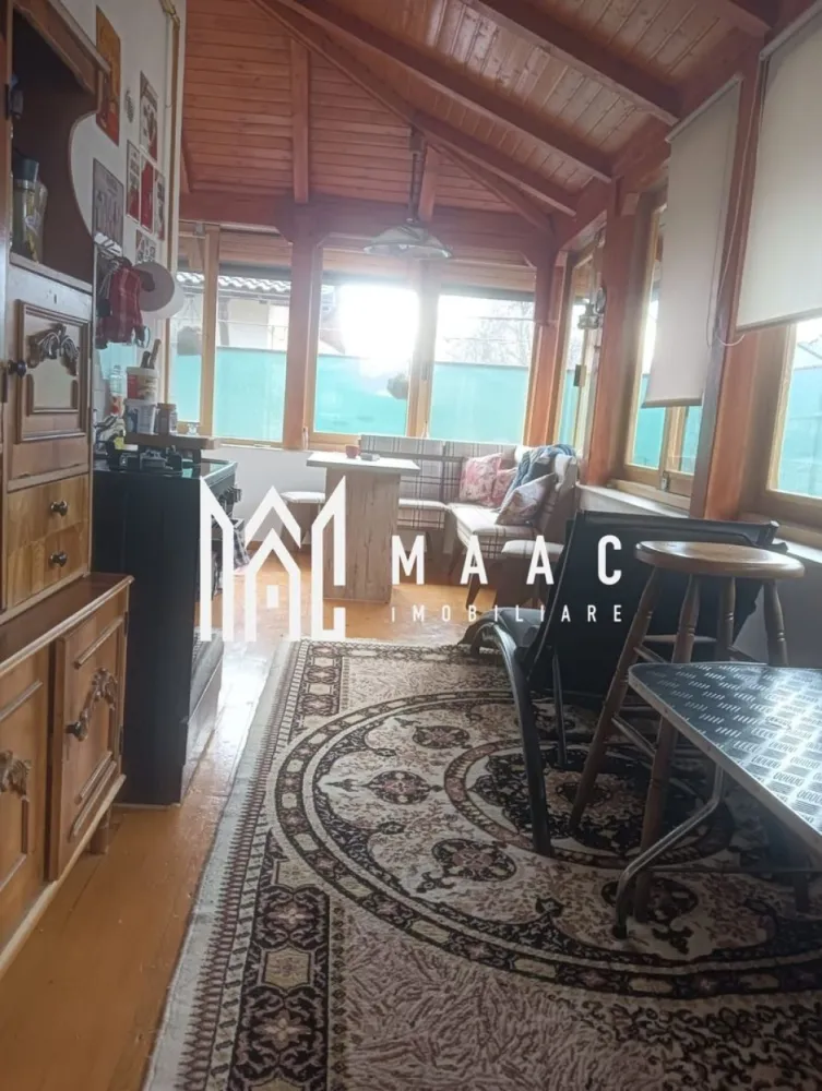 Casa de Vanzare | 3 camere | Centrala Gaz | Panouri Solare - MAAC Imobiliare vă propune spre vânzare o locuință modernă, complet mobilată și utilată, situată într-o zonă excelentă – în centrul comunei Mihăești, sat Buleta. Detalii proprietate: Suprafață utilă: 120 mp Suprafață construită: 140 mp Compartimentare: 3 camere 2 băi Living spațios cu bucătărie open-space Garaj inclus Construcția este realizată în anul 2022, cu materiale de calitate, fiind ideală pentru o familie care își dorește confort și liniște. Dotări și facilități: Centrală termică pe gaz Panouri solare Aer condiționat Sistem de supraveghere video Se vinde complet mobilată și utilată Utilități: Apă Curent electric și curent trifazic Gaz Fosă septică Localizare: Imobilul este amplasat în centrul comunei Mihăești, oferind acces facil către magazine, școală și alte puncte de interes. Ideală atât pentru locuință permanentă, cât și pentru investiție. Pentru mai multe detalii și programarea unei vizionări, vă rugăm să contactați MAAC Imobiliare. - CP2986487 }}