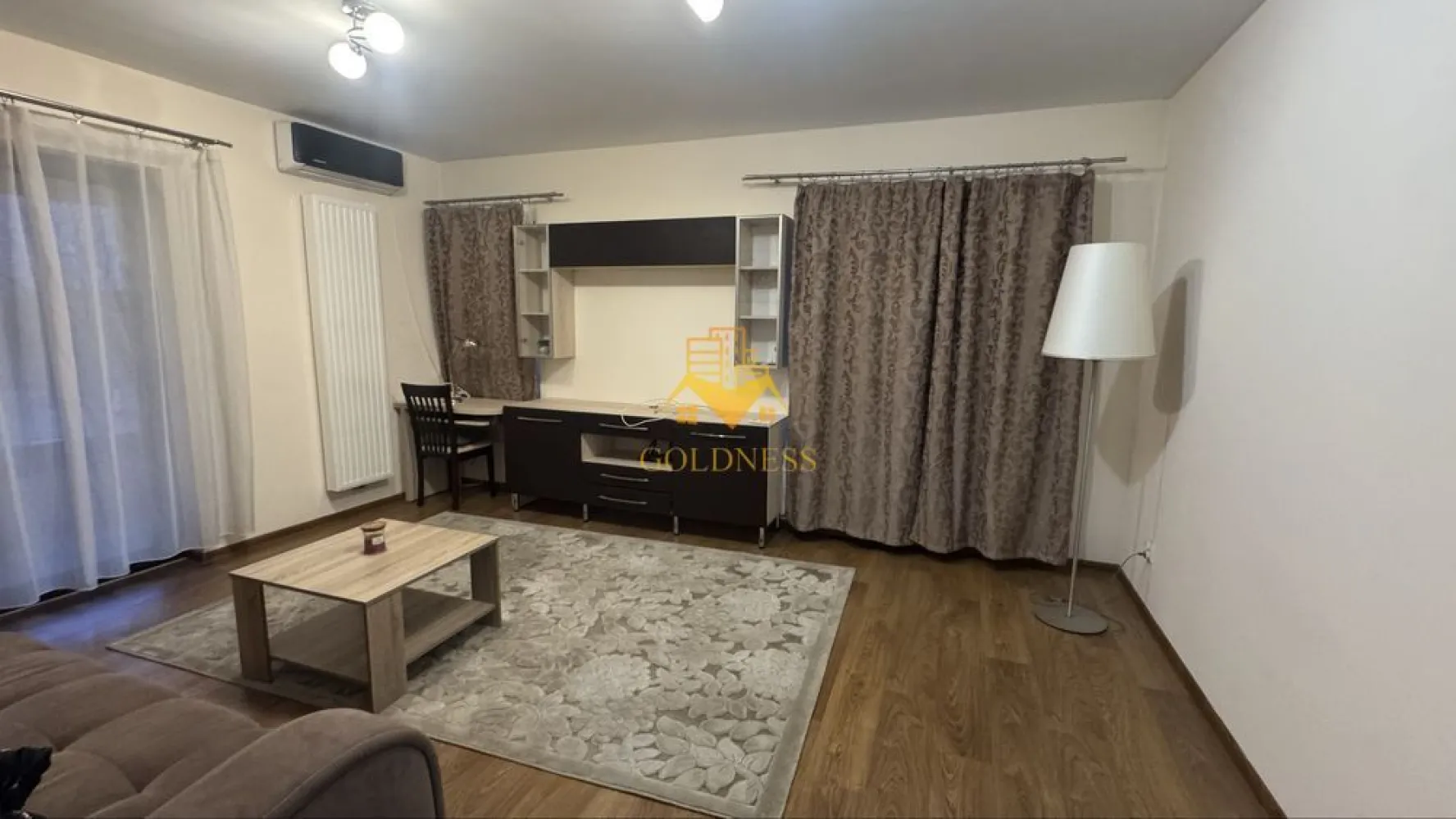 2 camere, Cartierul Gheorgheni, Constantin Brâncuși, Piața Hermes - GOLDNESS Imobiliare vă propune spre închiriere un apartament cu 2 camere decomandat, complet mobilat și utilat, la etajul 1 într-un imobil de 4 etaje cu lift, în Cartierul Andrei Mureșanu. Dispune de loc de parcare subteran. Se află în apropierea stațiilor de transport în comun, magazine, restaurante, spații verzi, farmacii, etc. Apartamentul este compartimentat astfel: - dormitor cu pat matrimonial, dressing, noptiere - living cu bucatarie open space complet utilată și mobilată, canapea extensibilă, loc de servit masa - baie cu cada, calorifer port prosop și dulap pentru depozitare. - balcon de 6 mp. Imobilul este dotat cu toate cele necesare- centrală proprie, frigider, aragaz, hotă, mașină de spălat haine, etc. Dacă sunteți interesați de acest apartament și doriți să îl vizionați, dar și pentru alte oferte nu ezitați să ne contactați telefonic sau prin e-mail. Vă stăm la dispoziție! Pentru intermediere se percepe un comision de 50% din prețul chiriei! }}