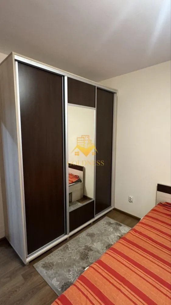 2 camere, Cartierul Gheorgheni, Constantin Brâncuși, Piața Hermes - GOLDNESS Imobiliare vă propune spre închiriere un apartament cu 2 camere decomandat, complet mobilat și utilat, la etajul 1 într-un imobil de 4 etaje cu lift, în Cartierul Andrei Mureșanu. Dispune de loc de parcare subteran. Se află în apropierea stațiilor de transport în comun, magazine, restaurante, spații verzi, farmacii, etc. Apartamentul este compartimentat astfel: - dormitor cu pat matrimonial, dressing, noptiere - living cu bucatarie open space complet utilată și mobilată, canapea extensibilă, loc de servit masa - baie cu cada, calorifer port prosop și dulap pentru depozitare. - balcon de 6 mp. Imobilul este dotat cu toate cele necesare- centrală proprie, frigider, aragaz, hotă, mașină de spălat haine, etc. Dacă sunteți interesați de acest apartament și doriți să îl vizionați, dar și pentru alte oferte nu ezitați să ne contactați telefonic sau prin e-mail. Vă stăm la dispoziție! Pentru intermediere se percepe un comision de 50% din prețul chiriei! }}