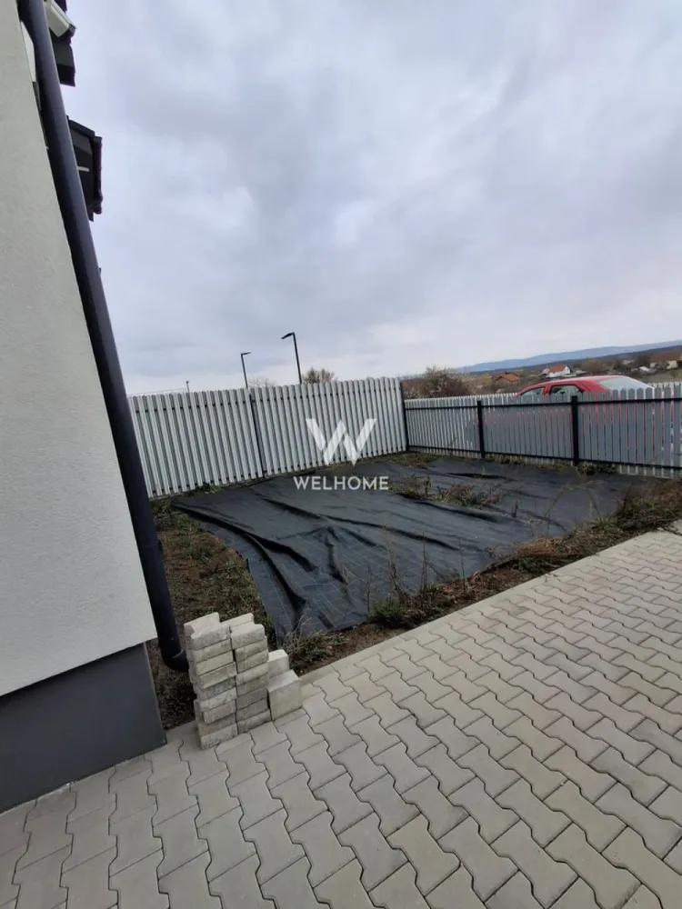 Casa noua de vanzare, 5 camere, Calea Cisnadiei, Sibiu - Vă propunem spre vânzare o casă spațioasă de 118 mp utili și eficientă energetic, situată pe Calea Cisnădiei, într-o zonă în plină dezvoltare, ideală atât pentru locuit, cât și pentru investiție. Proprietatea oferă un echilibru perfect între confort, calitate premium a materialelor și acces rapid către oraș, fiind potrivită pentru familii care își doresc liniște, siguranță și un stil de viață modern. Casa dispune de 5 camere, dintre care 4 dormitoare, 2 băi și 1 bucătărie, fiind compartimentată inteligent pentru a oferi spațiu generos și funcționalitate. În curte sunt disponibile 4 locuri de parcare, iar accesul este facilitat de poarta electrică, oferind siguranță și confort încă de la intrare. Unul dintre punctele forte ale proprietății este pompa de căldură WOLF, un sistem de top recunoscut pentru eficiența energetică ridicată, fiabilitate și costuri reduse de exploatare. Aceasta asigură atât încălzirea, cât și climatizarea, oferind un confort termic optim în orice sezon și un consum redus de energie, ceea ce se traduce în facturi mai mici și un stil de viață sustenabil. Locuința este echipată cu sistem de supraveghere și alarmă, oferind un nivel ridicat de securitate. De asemenea, infrastructura tehnică a casei este realizată la standarde înalte: cablu de internet în fiecare cameră, canalizare și țevi izolate, precum și izolație dublă pe tavane și pardoseala parterului (3 cm), pentru o eficiență termică superioară și un confort sporit. Calitatea detaliilor interioare este evidențiată de prizele și întrerupătoarele JUNG și siguranțele Hager, branduri premium recunoscute pentru durabilitate, design elegant și siguranță electrică ridicată, oferind un plus de valoare și fiabilitate întregii instalații electrice. Casa se predă la alb, oferind viitorilor proprietari libertatea de a-și personaliza finisajele și designul interior exact după propriile preferințe și stil de viață. Avantajele zonei Calea Cisnădiei: zonă liniștită și în continuă dezvoltare acces rapid către oraș și puncte de interes infrastructură modernă și cartiere noi ideală pentru familii și investiții pe termen lung aer curat și un mediu rezidențial plăcut Această proprietate reprezintă o oportunitate excelentă pentru cei care își doresc o casă modernă, eficientă energetic și construită cu materiale de calitate, într-o zonă cu potențial ridicat de creștere. Pret: 160.000 euro, TVA inclus Pentru mai multe detalii și programarea unei vizionări: 0740066818, Cristina }}