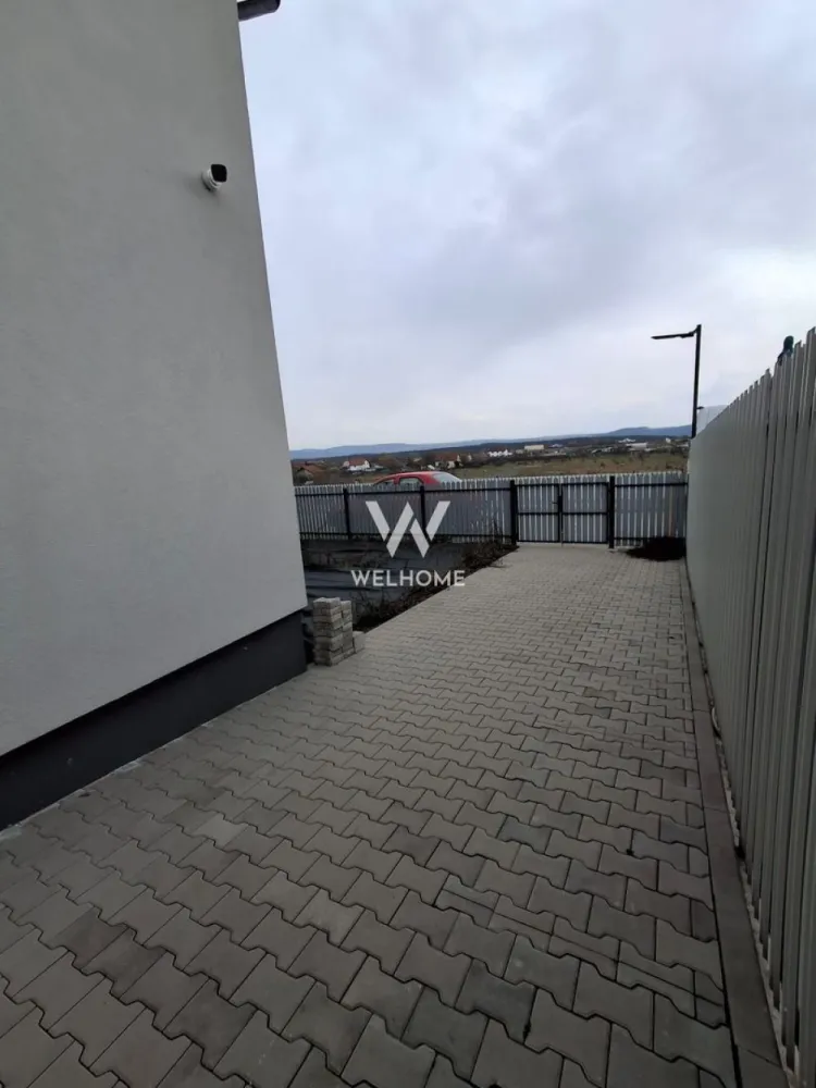 Casa noua de vanzare, 5 camere, Calea Cisnadiei, Sibiu - Vă propunem spre vânzare o casă spațioasă de 118 mp utili și eficientă energetic, situată pe Calea Cisnădiei, într-o zonă în plină dezvoltare, ideală atât pentru locuit, cât și pentru investiție. Proprietatea oferă un echilibru perfect între confort, calitate premium a materialelor și acces rapid către oraș, fiind potrivită pentru familii care își doresc liniște, siguranță și un stil de viață modern. Casa dispune de 5 camere, dintre care 4 dormitoare, 2 băi și 1 bucătărie, fiind compartimentată inteligent pentru a oferi spațiu generos și funcționalitate. În curte sunt disponibile 4 locuri de parcare, iar accesul este facilitat de poarta electrică, oferind siguranță și confort încă de la intrare. Unul dintre punctele forte ale proprietății este pompa de căldură WOLF, un sistem de top recunoscut pentru eficiența energetică ridicată, fiabilitate și costuri reduse de exploatare. Aceasta asigură atât încălzirea, cât și climatizarea, oferind un confort termic optim în orice sezon și un consum redus de energie, ceea ce se traduce în facturi mai mici și un stil de viață sustenabil. Locuința este echipată cu sistem de supraveghere și alarmă, oferind un nivel ridicat de securitate. De asemenea, infrastructura tehnică a casei este realizată la standarde înalte: cablu de internet în fiecare cameră, canalizare și țevi izolate, precum și izolație dublă pe tavane și pardoseala parterului (3 cm), pentru o eficiență termică superioară și un confort sporit. Calitatea detaliilor interioare este evidențiată de prizele și întrerupătoarele JUNG și siguranțele Hager, branduri premium recunoscute pentru durabilitate, design elegant și siguranță electrică ridicată, oferind un plus de valoare și fiabilitate întregii instalații electrice. Casa se predă la alb, oferind viitorilor proprietari libertatea de a-și personaliza finisajele și designul interior exact după propriile preferințe și stil de viață. Avantajele zonei Calea Cisnădiei: zonă liniștită și în continuă dezvoltare acces rapid către oraș și puncte de interes infrastructură modernă și cartiere noi ideală pentru familii și investiții pe termen lung aer curat și un mediu rezidențial plăcut Această proprietate reprezintă o oportunitate excelentă pentru cei care își doresc o casă modernă, eficientă energetic și construită cu materiale de calitate, într-o zonă cu potențial ridicat de creștere. Pret: 160.000 euro, TVA inclus Pentru mai multe detalii și programarea unei vizionări: 0740066818, Cristina }}