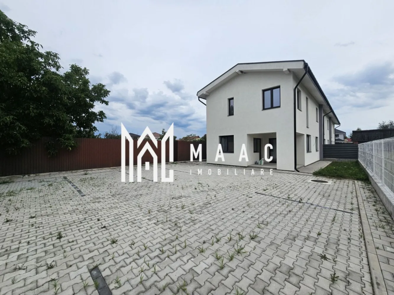 Casă triplex | 4 camere | 115 mp utili | 2 parcări | Șelimbăr - MAAC Imobiliare propune spre vânzare o casă tip triplex, dispusă pe 2 niveluri, situată în Șelimbăr, în zona Primăriei. Proprietatea are o suprafață utilă de 115 mp și beneficiază de un teren în suprafață totală de 170 mp.

Locuința este compartimentată eficient, astfel:

Parter: living, bucătărie separată, baie, hol, casa scării și terasă exterioară.

Etaj: 3 dormitoare, baie și hol.

Casa dispune de încălzire prin pardoseală și se predă la stadiul de finisată la alb. În curte sunt disponibile 2 locuri de parcare.

Proprietatea este potrivită pentru o familie care caută o locuință spațioasă, bine compartimentată, într-o zonă accesibilă din Șelimbăr, aproape de puncte de interes și facilități.

Pentru mai multe detalii sau pentru stabilirea unei vizionări, contactați echipa MAAC Imobiliare.

ID anunț: CP3212248