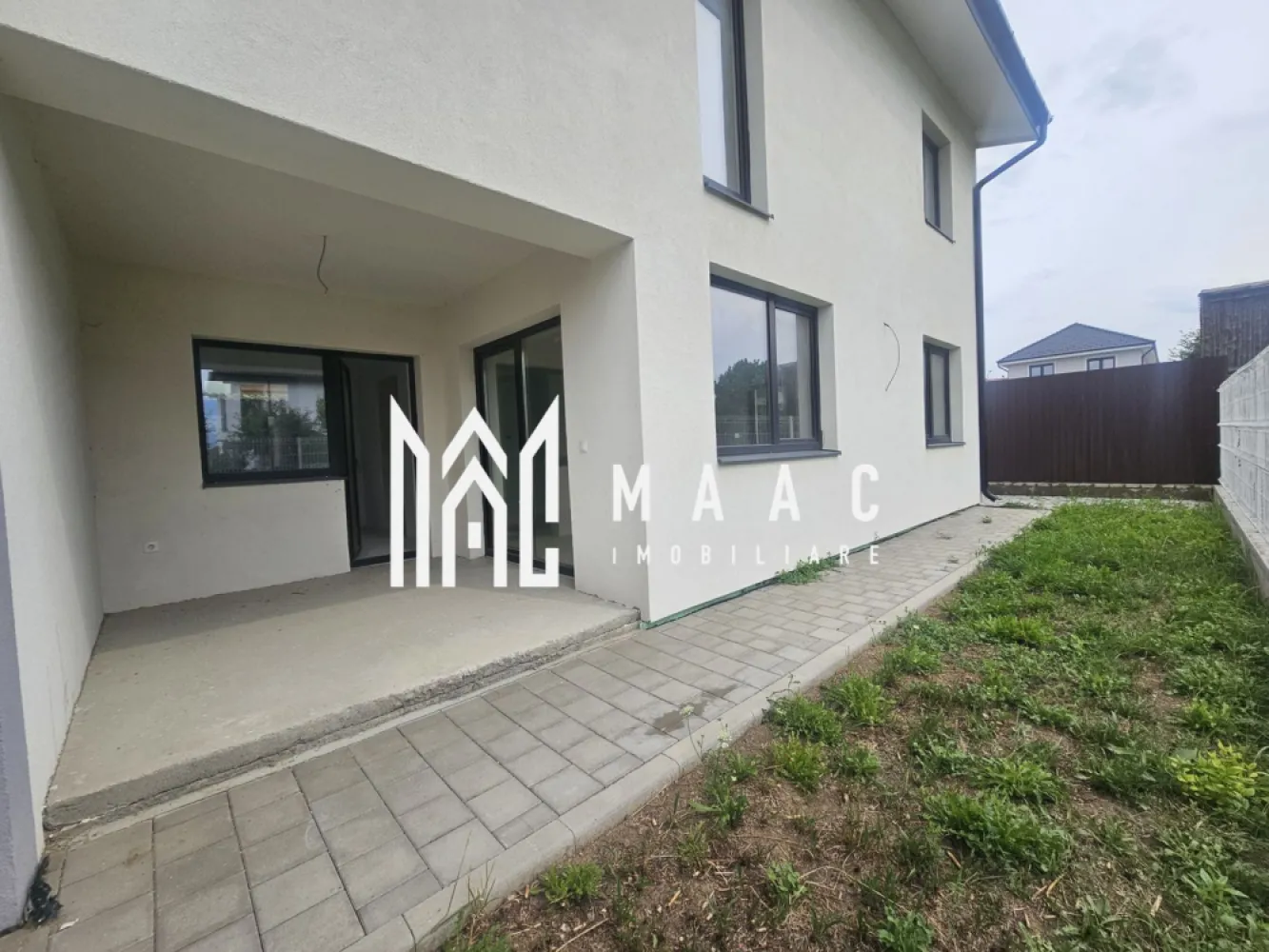 Casă triplex | 4 camere | 115 mp utili | 2 parcări | Șelimbăr - MAAC Imobiliare propune spre vânzare o casă tip triplex, dispusă pe 2 niveluri, situată în Șelimbăr, în zona Primăriei. Proprietatea are o suprafață utilă de 115 mp și beneficiază de un teren în suprafață totală de 170 mp.

Locuința este compartimentată eficient, astfel:

Parter: living, bucătărie separată, baie, hol, casa scării și terasă exterioară.

Etaj: 3 dormitoare, baie și hol.

Casa dispune de încălzire prin pardoseală și se predă la stadiul de finisată la alb. În curte sunt disponibile 2 locuri de parcare.

Proprietatea este potrivită pentru o familie care caută o locuință spațioasă, bine compartimentată, într-o zonă accesibilă din Șelimbăr, aproape de puncte de interes și facilități.

Pentru mai multe detalii sau pentru stabilirea unei vizionări, contactați echipa MAAC Imobiliare.

ID anunț: CP3212248