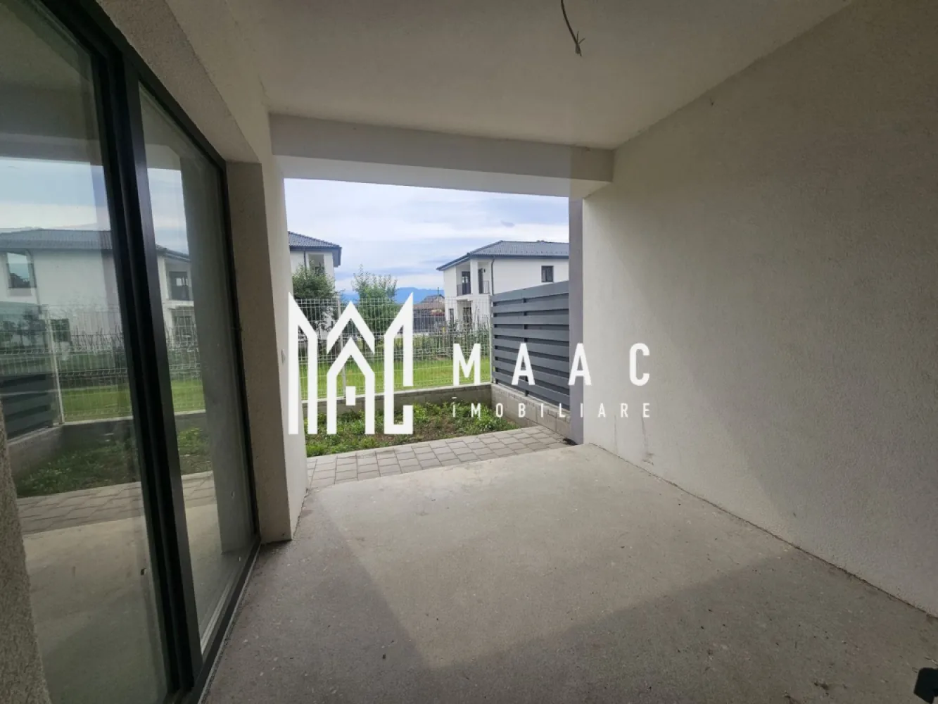 Casă triplex | 4 camere | 115 mp utili | 2 parcări | Șelimbăr - MAAC Imobiliare propune spre vânzare o casă tip triplex, dispusă pe 2 niveluri, situată în Șelimbăr, în zona Primăriei. Proprietatea are o suprafață utilă de 115 mp și beneficiază de un teren în suprafață totală de 170 mp.

Locuința este compartimentată eficient, astfel:

Parter: living, bucătărie separată, baie, hol, casa scării și terasă exterioară.

Etaj: 3 dormitoare, baie și hol.

Casa dispune de încălzire prin pardoseală și se predă la stadiul de finisată la alb. În curte sunt disponibile 2 locuri de parcare.

Proprietatea este potrivită pentru o familie care caută o locuință spațioasă, bine compartimentată, într-o zonă accesibilă din Șelimbăr, aproape de puncte de interes și facilități.

Pentru mai multe detalii sau pentru stabilirea unei vizionări, contactați echipa MAAC Imobiliare.

ID anunț: CP3212248