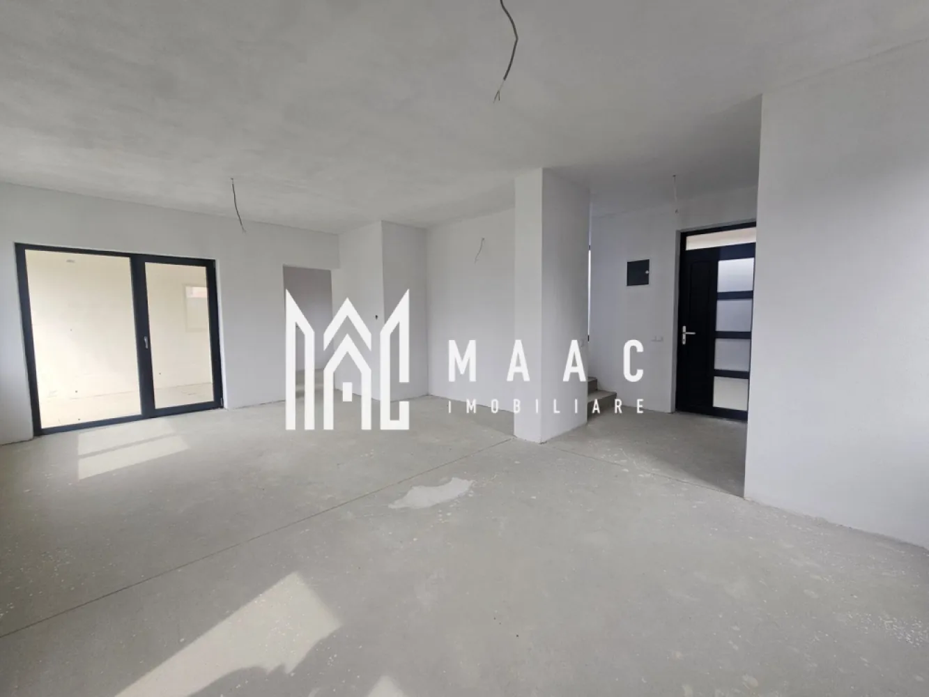 Casă triplex | 4 camere | 115 mp utili | 2 parcări | Șelimbăr - MAAC Imobiliare propune spre vânzare o casă tip triplex, dispusă pe 2 niveluri, situată în Șelimbăr, în zona Primăriei. Proprietatea are o suprafață utilă de 115 mp și beneficiază de un teren în suprafață totală de 170 mp.

Locuința este compartimentată eficient, astfel:

Parter: living, bucătărie separată, baie, hol, casa scării și terasă exterioară.

Etaj: 3 dormitoare, baie și hol.

Casa dispune de încălzire prin pardoseală și se predă la stadiul de finisată la alb. În curte sunt disponibile 2 locuri de parcare.

Proprietatea este potrivită pentru o familie care caută o locuință spațioasă, bine compartimentată, într-o zonă accesibilă din Șelimbăr, aproape de puncte de interes și facilități.

Pentru mai multe detalii sau pentru stabilirea unei vizionări, contactați echipa MAAC Imobiliare.

ID anunț: CP3212248