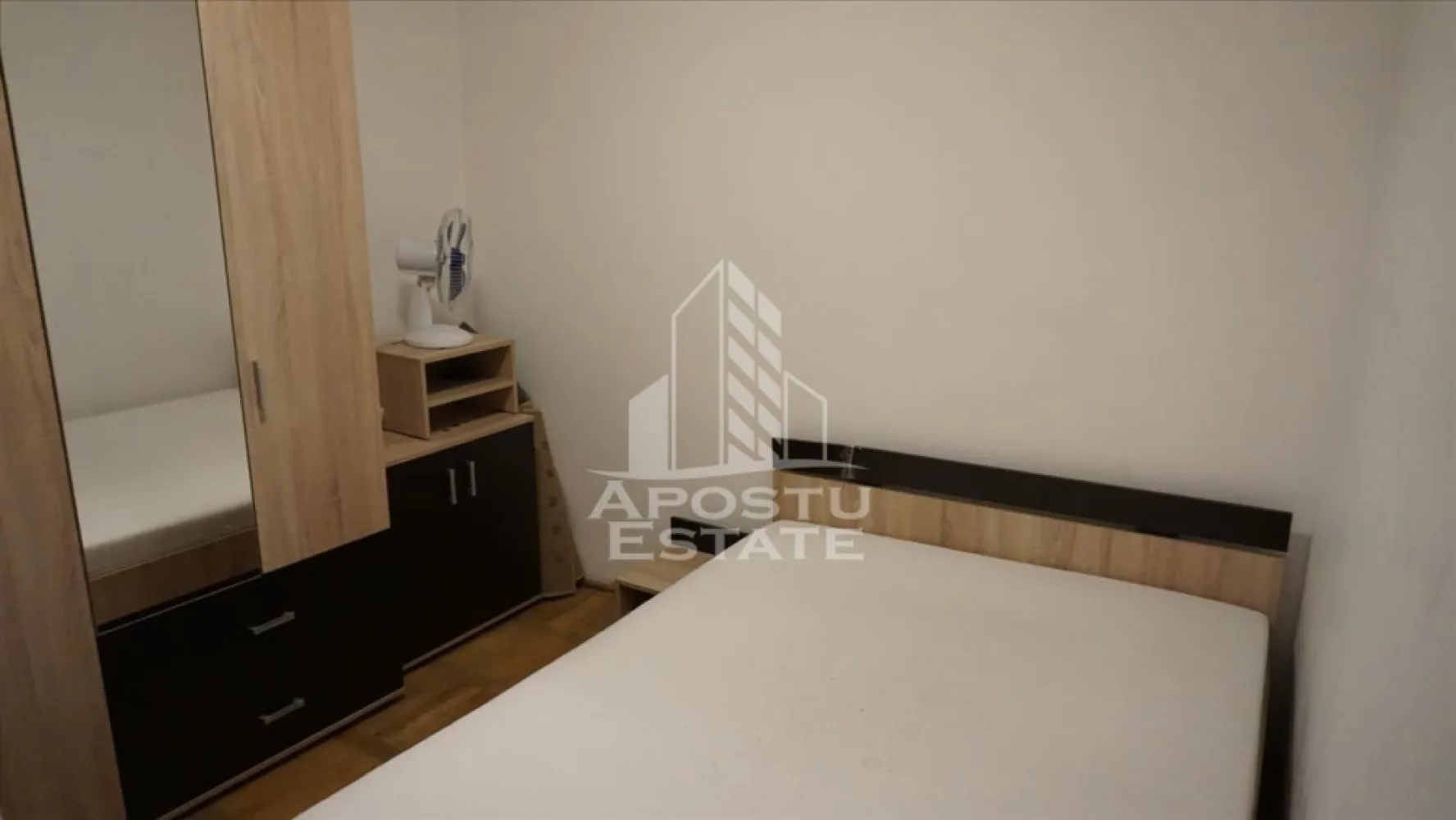 Apartament 2 Camere Zona Take Ionescu - APOSTU ESTATE va propune spre inchiriere apartament cu 2 camere nedecomandat situat in zona Take Ionescu

Imobilul este situat la parterul unui bloc cu 4 etaje

Se intinde pe o suprafata de 55 mp.

Compartimentare:

- 1 hol

- living 

-bucatarie

- dormitor

- baie

- balcon .
Se percep 2 garanții care se pot achita in 2 tranșe!
Se inchiriaza complet mobilat si utilat.

Imobilul este situat in apropiere de statie de autobuz , supermarket piata
intern: CP1888417