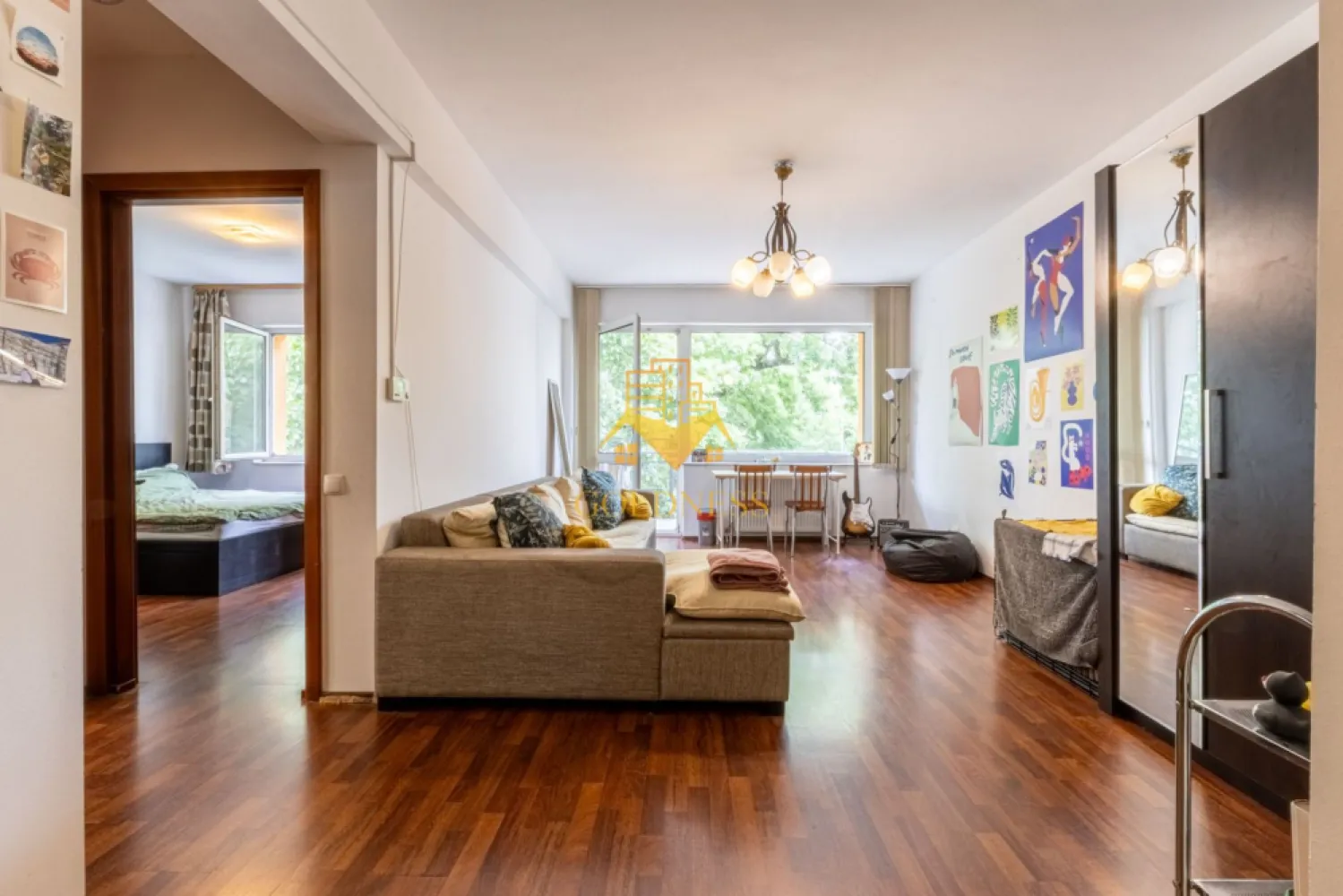 2 camere,modern,Plopilor Zona Sala Sporturilor,Usamv,Platinia, Motilor - GOLDNESS Imobiliare vă propune spre închiriere un apartament cu 2 camere complet mobilat și utilat, la etajul 1 într-un imobil de 4 etaje, în Cartierul Plopilor.
Posibilitate de parcare in zona!
Se află în apropierea stațiilor de transport în comun, magazine, restaurante, spații verzi, farmacii, etc. 

Apartamentul este compartimentat astfel:
 - dormitor cu pat matrimonial, dressing, noptiere
 - living cu canapea extensibila, spatiu pentru depozitare, loc de luat masa
 - bucatarie complet mobilata, utilata
 - baie cu cada, calorifer port prosop și dulap pentru depozitare.
 - terasa de 7 mp.

Imobilul este dotat cu toate cele necesare- centrală proprie, frigider, aragaz, hotă, mașină de spălat haine, etc. 

Dacă sunteți interesați de acest apartament și doriți să îl vizionați, dar și pentru alte oferte nu ezitați să ne contactați telefonic sau prin e-mail. Vă stăm la dispoziție!

Pentru intermediere se percepe un comision de 50% din prețul chiriei!