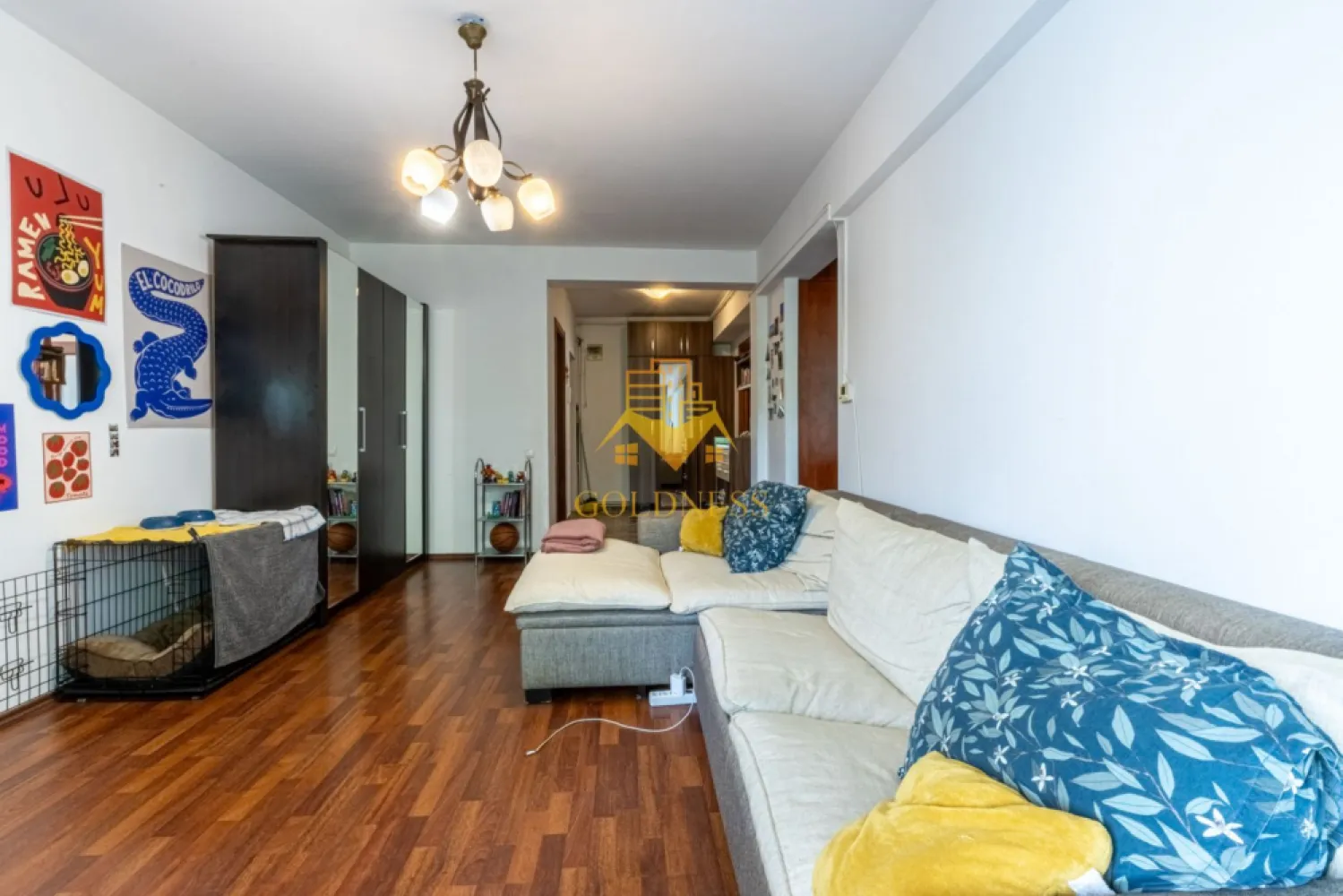 2 camere,modern,Plopilor Zona Sala Sporturilor,Usamv,Platinia, Motilor - GOLDNESS Imobiliare vă propune spre închiriere un apartament cu 2 camere complet mobilat și utilat, la etajul 1 într-un imobil de 4 etaje, în Cartierul Plopilor.
Posibilitate de parcare in zona!
Se află în apropierea stațiilor de transport în comun, magazine, restaurante, spații verzi, farmacii, etc. 

Apartamentul este compartimentat astfel:
 - dormitor cu pat matrimonial, dressing, noptiere
 - living cu canapea extensibila, spatiu pentru depozitare, loc de luat masa
 - bucatarie complet mobilata, utilata
 - baie cu cada, calorifer port prosop și dulap pentru depozitare.
 - terasa de 7 mp.

Imobilul este dotat cu toate cele necesare- centrală proprie, frigider, aragaz, hotă, mașină de spălat haine, etc. 

Dacă sunteți interesați de acest apartament și doriți să îl vizionați, dar și pentru alte oferte nu ezitați să ne contactați telefonic sau prin e-mail. Vă stăm la dispoziție!

Pentru intermediere se percepe un comision de 50% din prețul chiriei!