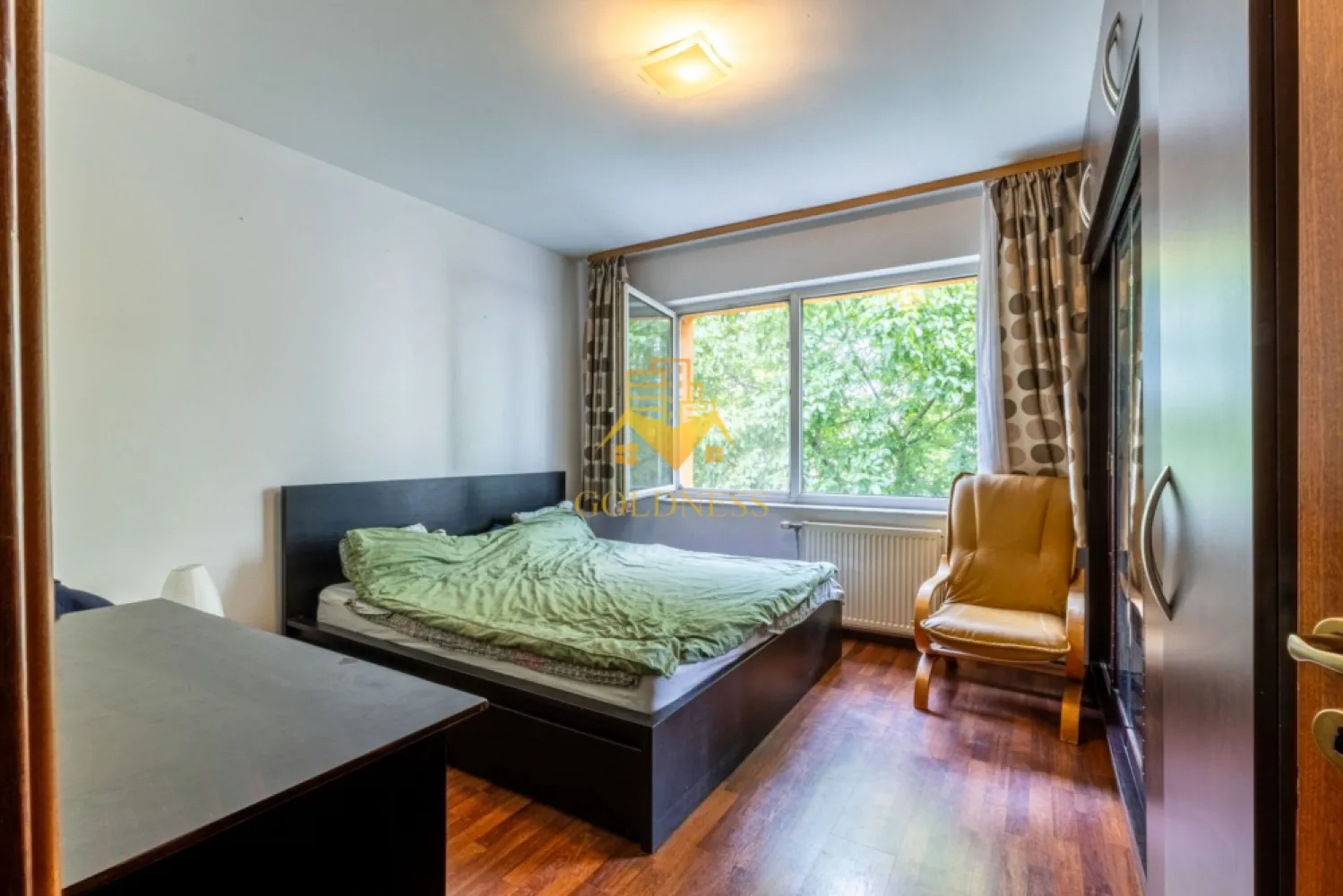 2 camere,modern,Plopilor Zona Sala Sporturilor,Usamv,Platinia, Motilor - GOLDNESS Imobiliare vă propune spre închiriere un apartament cu 2 camere complet mobilat și utilat, la etajul 1 într-un imobil de 4 etaje, în Cartierul Plopilor.
Posibilitate de parcare in zona!
Se află în apropierea stațiilor de transport în comun, magazine, restaurante, spații verzi, farmacii, etc. 

Apartamentul este compartimentat astfel:
 - dormitor cu pat matrimonial, dressing, noptiere
 - living cu canapea extensibila, spatiu pentru depozitare, loc de luat masa
 - bucatarie complet mobilata, utilata
 - baie cu cada, calorifer port prosop și dulap pentru depozitare.
 - terasa de 7 mp.

Imobilul este dotat cu toate cele necesare- centrală proprie, frigider, aragaz, hotă, mașină de spălat haine, etc. 

Dacă sunteți interesați de acest apartament și doriți să îl vizionați, dar și pentru alte oferte nu ezitați să ne contactați telefonic sau prin e-mail. Vă stăm la dispoziție!

Pentru intermediere se percepe un comision de 50% din prețul chiriei!