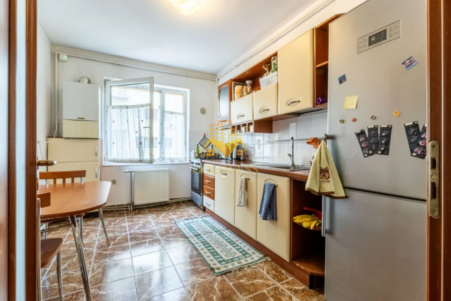 2 camere,modern,Plopilor Zona Sala Sporturilor,Usamv,Platinia, Motilor - GOLDNESS Imobiliare vă propune spre închiriere un apartament cu 2 camere complet mobilat și utilat, la etajul 1 într-un imobil de 4 etaje, în Cartierul Plopilor.
Posibilitate de parcare in zona!
Se află în apropierea stațiilor de transport în comun, magazine, restaurante, spații verzi, farmacii, etc. 

Apartamentul este compartimentat astfel:
 - dormitor cu pat matrimonial, dressing, noptiere
 - living cu canapea extensibila, spatiu pentru depozitare, loc de luat masa
 - bucatarie complet mobilata, utilata
 - baie cu cada, calorifer port prosop și dulap pentru depozitare.
 - terasa de 7 mp.

Imobilul este dotat cu toate cele necesare- centrală proprie, frigider, aragaz, hotă, mașină de spălat haine, etc. 

Dacă sunteți interesați de acest apartament și doriți să îl vizionați, dar și pentru alte oferte nu ezitați să ne contactați telefonic sau prin e-mail. Vă stăm la dispoziție!

Pentru intermediere se percepe un comision de 50% din prețul chiriei!