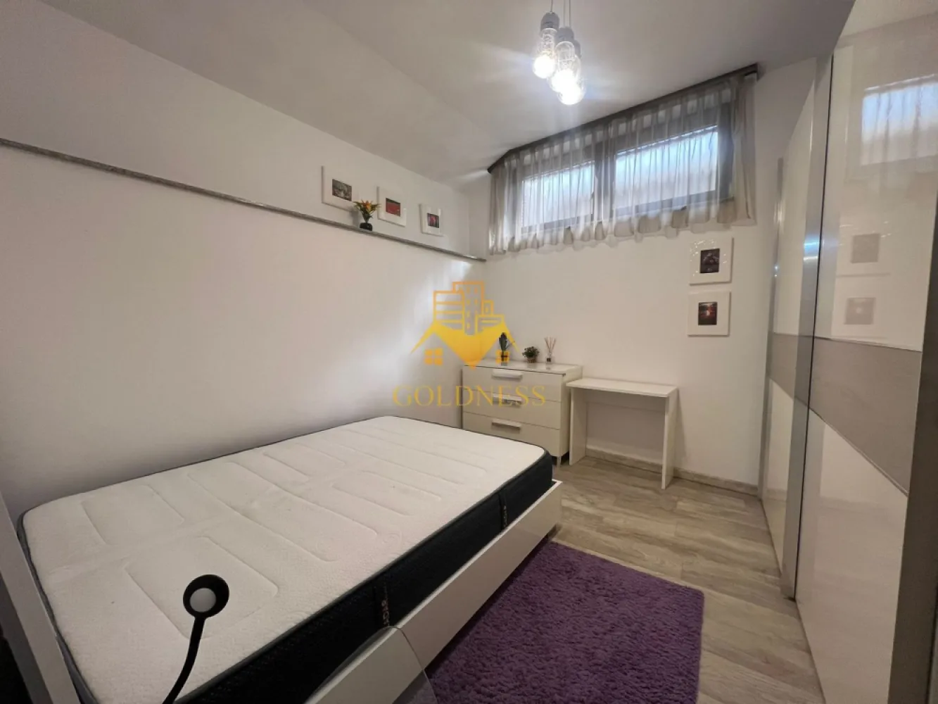 2 camere, Parcare, Centru, Piata Muzeului, Piata Unirii, Memo, UMF - GOLDNESS Imobiliare vă propune spre închiriere un apartament cu 2 camere open-space complet mobilat și utilat, la demisol într-un imobil de 2 etaje, în zona ultracentrala, la 15 min de UMF, 5 minute de Piata Unirii, strada Paul Chinezu. Se poate inchiria un loc de parcare in curtea interioara cu 50euro. GARANȚIE: se percep 2 garanții, cu posibilitatea plății eșalonat în 2/3 luni. Apartamentul este compartimentat astfel: - dormitor cu pat matrimonial, dressing, noptiere, birou. - living cu bucatarie open-space complet utilată si mobilata, canapea extensibla, loc de servit masa - baie cu dus walk-in, calorifer port prosop inox și dulap pentru depozitare. Imobilul este dotat cu toate cele necesare- termoficare, mașină de spălat haine, frigider, plită electrică, masina de spalat vase, hotă, TV, AC, etc. Se află în apropierea stațiilor de transport în comun, magazine, restaurante, spații verzi, farmacii, etc. Dacă sunteți interesați de acest apartament și doriți să îl vizionați, dar și pentru alte oferte sau detalii nu ezitați să ne contactați telefonic sau prin e-mail - goldnessimobiliare@gmail.com. Vă stăm la dispoziție! Pentru intermediere se percepe un comision de 50% din prețul chiriei! }}