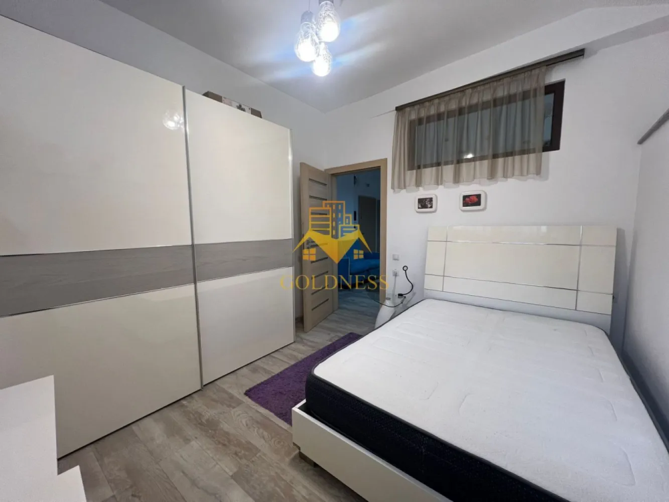 2 camere, Parcare, Centru, Piata Muzeului, Piata Unirii, Memo, UMF - GOLDNESS Imobiliare vă propune spre închiriere un apartament cu 2 camere open-space complet mobilat și utilat, la demisol într-un imobil de 2 etaje, în zona ultracentrala, la 15 min de UMF, 5 minute de Piata Unirii, strada Paul Chinezu. Se poate inchiria un loc de parcare in curtea interioara cu 50euro. GARANȚIE: se percep 2 garanții, cu posibilitatea plății eșalonat în 2/3 luni. Apartamentul este compartimentat astfel: - dormitor cu pat matrimonial, dressing, noptiere, birou. - living cu bucatarie open-space complet utilată si mobilata, canapea extensibla, loc de servit masa - baie cu dus walk-in, calorifer port prosop inox și dulap pentru depozitare. Imobilul este dotat cu toate cele necesare- termoficare, mașină de spălat haine, frigider, plită electrică, masina de spalat vase, hotă, TV, AC, etc. Se află în apropierea stațiilor de transport în comun, magazine, restaurante, spații verzi, farmacii, etc. Dacă sunteți interesați de acest apartament și doriți să îl vizionați, dar și pentru alte oferte sau detalii nu ezitați să ne contactați telefonic sau prin e-mail - goldnessimobiliare@gmail.com. Vă stăm la dispoziție! Pentru intermediere se percepe un comision de 50% din prețul chiriei! }}