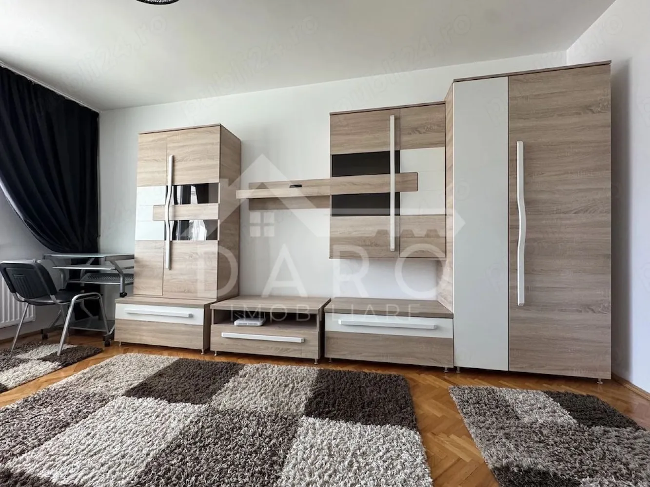🏡 Apartament 2 camere decomandat | 56 mp | Cornișa | 450 € 🔥 - 🏡 Apartament 2 camere decomandat | 56 mp | Cornișa | 450 € 🔥 Dacă îți dorești un apartament curat, bine compartimentat și gata de mutare, acesta este alegerea ideală 👇 📍 Târgu Mureș – zona Cornișa (zonă liniștită) 💰 Chirie: 450 €/lună ✨ Apartament spațios și bine organizat – 56 mp utili ✔ compartimentare decomandată (foarte căutată) ✔ etaj 4 ✔ bloc solid (1987) ✔ ideal pentru locuit confortabil 🛋️ Living generos și luminos ✔ spațiu mare de relaxare ✔ mobilat modern ✔ TV + mobilier complet ✔ atmosferă caldă și primitoare 🛏️ Dormitor spațios ✔ pat matrimonial ✔ dulapuri încăpătoare ✔ perfect pentru odihnă 🍽️ Bucătărie separată (foarte practică) ✔ complet mobilată și utilată ✔ aragaz + cuptor + frigider ✔ spațiu eficient organizat 🚪 Hol + spații de depozitare ✔ acces facil în toate camerele ✔ organizare eficientă 🛁 Baie curată și funcțională ✔ cadă ✔ mașină de spălat ✔ finisaje îngrijite 💎 Avantaje importante: ✔ apartament curat și bine întreținut ✔ compartimentare ideală ✔ zonă liniștită (perfect pentru relaxare) ✔ aproape de magazine, transport, facilități 🔥 Perfect pentru: ✔ cuplu ✔ persoană singură ✔ studenți / rezidenți ⚠️ Apartamentele bune în Cornișa se închiriază rapid! 📞 Detalii și vizionări: 📱 0749 535 729 💰 Ai nevoie de sprijin financiar pe viitor (credit / investiții)? Te ajut prin Kiwi Finance – colaborare cu 12 bănci: ✔ cele mai bune oferte ✔ aprobare rapidă ✔ consultanță GRATUITĂ }}