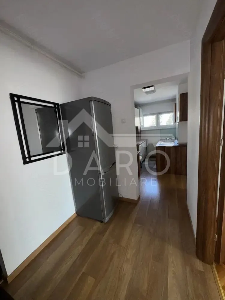 🏡 Apartament 2 camere decomandat | 56 mp | Cornișa | 450 € 🔥 - 🏡 Apartament 2 camere decomandat | 56 mp | Cornișa | 450 € 🔥 Dacă îți dorești un apartament curat, bine compartimentat și gata de mutare, acesta este alegerea ideală 👇 📍 Târgu Mureș – zona Cornișa (zonă liniștită) 💰 Chirie: 450 €/lună ✨ Apartament spațios și bine organizat – 56 mp utili ✔ compartimentare decomandată (foarte căutată) ✔ etaj 4 ✔ bloc solid (1987) ✔ ideal pentru locuit confortabil 🛋️ Living generos și luminos ✔ spațiu mare de relaxare ✔ mobilat modern ✔ TV + mobilier complet ✔ atmosferă caldă și primitoare 🛏️ Dormitor spațios ✔ pat matrimonial ✔ dulapuri încăpătoare ✔ perfect pentru odihnă 🍽️ Bucătărie separată (foarte practică) ✔ complet mobilată și utilată ✔ aragaz + cuptor + frigider ✔ spațiu eficient organizat 🚪 Hol + spații de depozitare ✔ acces facil în toate camerele ✔ organizare eficientă 🛁 Baie curată și funcțională ✔ cadă ✔ mașină de spălat ✔ finisaje îngrijite 💎 Avantaje importante: ✔ apartament curat și bine întreținut ✔ compartimentare ideală ✔ zonă liniștită (perfect pentru relaxare) ✔ aproape de magazine, transport, facilități 🔥 Perfect pentru: ✔ cuplu ✔ persoană singură ✔ studenți / rezidenți ⚠️ Apartamentele bune în Cornișa se închiriază rapid! 📞 Detalii și vizionări: 📱 0749 535 729 💰 Ai nevoie de sprijin financiar pe viitor (credit / investiții)? Te ajut prin Kiwi Finance – colaborare cu 12 bănci: ✔ cele mai bune oferte ✔ aprobare rapidă ✔ consultanță GRATUITĂ }}
