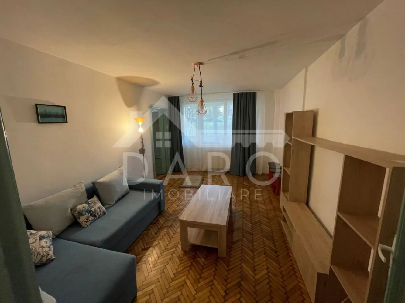 🏡 Apartament 3 camere | 60 mp | Zona Dacia - 🏡 Apartament 3 camere | 60 mp + balcon 7 m | Parter | Zona Dacia | 118.000 € 🔥 📍 Târgu Mureș – str. Brașovului (zona Dacia) Dacă îți dorești un apartament spațios, bine compartimentat și situat într-o zonă liniștită, acesta este exact ce cauți 👇 ✨ Caracteristici principale: ✔ 3 camere ✔ 60 mp utili ✔ balcon închis generos – 7 m lungime ✔ parter (ideal pentru familii sau persoane în vârstă) ✔ compartimentare practică 🛋️ Living spațios și luminos ✔ perfect pentru relaxare ✔ mobilat ✔ lumină naturală 🛏️ 2 dormitoare ✔ ideale pentru familie / copii / birou ✔ spațioase și bine organizate 🍽️ Bucătărie separată ✔ complet utilată ✔ plită gaz + cuptor electric ✔ hotă + cuptor microunde 🛁 Baie ✔ funcțională ✔ cadă ✔ mașină de spălat inclusă 🌿 Balcon închis – mare avantaj ✔ perfect pentru relaxare ✔ spațiu extra de depozitare sau zonă de cafea ☕ 💎 Dotări: ✔ centrală termică proprie ✔ izolație termică ✔ geamuri termopan ✔ se vinde mobilat 📍 Locație excelentă: ✔ zonă liniștită ✔ aproape de complex Dacia ✔ magazine, farmacie, piață ✔ stație de autobuz în apropiere 🔥 Ideal pentru: ✔ familie ✔ investiție (se închiriază foarte bine) ✔ locuință proprie ⚠️ Apartamentele cu 3 camere în Dacia se vând rapid! 💰 Preț: 118.000 € 📞 Detalii și vizionări: 📱 0749 535 729 💰 Vrei credit pentru această proprietate? Te ajut prin Kiwi Finance: ✔ colaborare cu 12 bănci ✔ dobânzi negociate ✔ aprobare rapidă ✔ consultanță GRATUITĂ }}