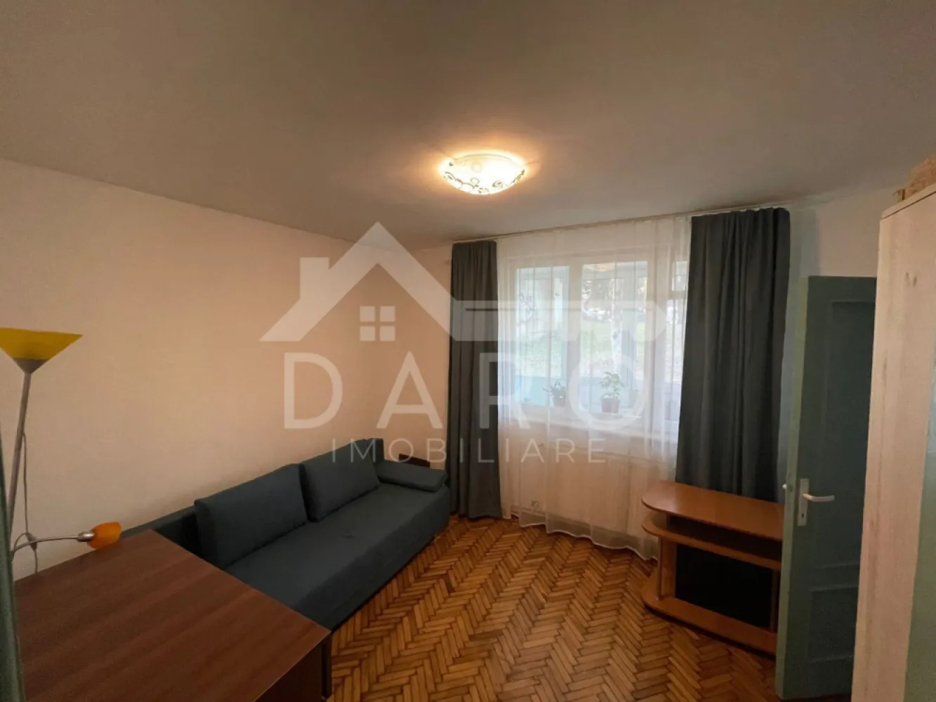 🏡 Apartament 3 camere | 60 mp | Zona Dacia - 🏡 Apartament 3 camere | 60 mp + balcon 7 m | Parter | Zona Dacia | 118.000 € 🔥 📍 Târgu Mureș – str. Brașovului (zona Dacia) Dacă îți dorești un apartament spațios, bine compartimentat și situat într-o zonă liniștită, acesta este exact ce cauți 👇 ✨ Caracteristici principale: ✔ 3 camere ✔ 60 mp utili ✔ balcon închis generos – 7 m lungime ✔ parter (ideal pentru familii sau persoane în vârstă) ✔ compartimentare practică 🛋️ Living spațios și luminos ✔ perfect pentru relaxare ✔ mobilat ✔ lumină naturală 🛏️ 2 dormitoare ✔ ideale pentru familie / copii / birou ✔ spațioase și bine organizate 🍽️ Bucătărie separată ✔ complet utilată ✔ plită gaz + cuptor electric ✔ hotă + cuptor microunde 🛁 Baie ✔ funcțională ✔ cadă ✔ mașină de spălat inclusă 🌿 Balcon închis – mare avantaj ✔ perfect pentru relaxare ✔ spațiu extra de depozitare sau zonă de cafea ☕ 💎 Dotări: ✔ centrală termică proprie ✔ izolație termică ✔ geamuri termopan ✔ se vinde mobilat 📍 Locație excelentă: ✔ zonă liniștită ✔ aproape de complex Dacia ✔ magazine, farmacie, piață ✔ stație de autobuz în apropiere 🔥 Ideal pentru: ✔ familie ✔ investiție (se închiriază foarte bine) ✔ locuință proprie ⚠️ Apartamentele cu 3 camere în Dacia se vând rapid! 💰 Preț: 118.000 € 📞 Detalii și vizionări: 📱 0749 535 729 💰 Vrei credit pentru această proprietate? Te ajut prin Kiwi Finance: ✔ colaborare cu 12 bănci ✔ dobânzi negociate ✔ aprobare rapidă ✔ consultanță GRATUITĂ }}