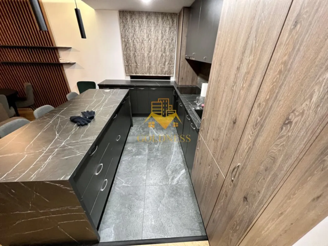 2 camere, lux, parcare,Ac, cartierul Europa complex Luminia, bloc nou - GOLDNESS Imobiliare vă propune spre închiriere un apartament cu 2 camere, complet mobilat și utilat, la parter într-un imobil de 7 etaje , pe strada Eugen Ionesco , în cartierul Europa Apartamentul este compartimentat astfel: dormitor cu pat matrimonial, dressing spațios, noptiere, birou Living cu bucatarie open space, canapea extensibilă, loc de servit masa baie cu cabina și dulap pentru depozitare Balcon de 8 mp. Imobilul este dotat cu toate cele necesare - centrală proprie, mașină de spălat haine, masina de spalat vase, frigider, plită electrică,hotă, aer condiționat. Se află în apropierea stațiilor de transport în comun, magazine, spații verzi, farmacii, etc. Dispune de loc de parcare subterană ! Dacă sunteți interesați de acest apartament și doriți să îl vizionați, dar și pentru alte oferte sau detalii nu ezitați să ne contactați telefonic sau prin e-mail. Vă stăm la dispoziție! Pentru intermediere se percepe un comision de 50% din prețul chiriei! }}