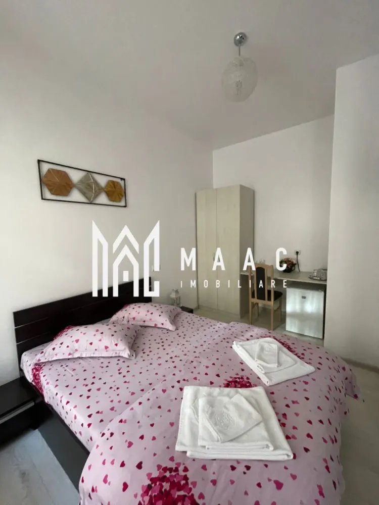 Casă cu 4 camere de vânzare | zona Ultracentrala - MAAC Imobiliare va propune spre vanzare o vilă tip hotelier, complet funcțională, situată ultracentral în Sibiu – una dintre cele mai căutate destinații turistice din România. Imobilul a fost construit în anul 2012 – un avantaj major și o raritate pentru zona centrală a Sibiului – și a fost complet renovat în 2018, oferind standarde moderne de confort și siguranță. Proprietatea este ideală pentru regim hotelier sau închiriere în scop turistic, având deja toate autorizațiile necesare și fiind pregătită pentru preluare imediată. Caracteristici principale: Suprafață utilă: aproximativ 90 mp 4 unități de cazare 4 dormitoare, fiecare cu baie proprie Compartimentare eficientă, optimizată pentru exploatare turistică Complet mobilată și utilată Avantaje investiționale: Certificare Ministerul Turismului – clasificare 3 stele Afacere la cheie – gata de preluat și exploatat imediat Locație ultracentrală, cu acces rapid la principalele atracții turistice Flux constant de turiști pe tot parcursul anului Randament excelent din închiriere în regim hotelier Imobilul se predă complet mobilat și utilat, fiind disponibil imediat pentru mutare sau pentru utilizare ca investiție într-o zonă centrală cu potențial ridicat. Această proprietate reprezintă o investiție sigură și profitabilă, fiind deja funcțională și poziționată într-o zonă premium. Ideală pentru investitori care doresc venituri imediate fără bătăi de cap. Locația este una deosebită atât din punct de vedere arhitectural, cât și al amplasamentului, fiind situată în centrul civic și cultural al orașului Sibiu, înconjurată de monumente istorice și culturale, teatre, muzee și zone cu ziduri de fortificație. Oportunitate rară de investiție! Pentru mai multe detalii, vă rugăm să menționați telefonic că ați văzut anunțul cu CP2984595. }}