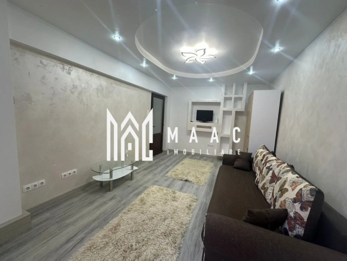 Apartament 2 camere | 50 MPU | Lift | Mihai Viteazu - MAAC Imobiliare vă propune spre închiriere un apartament cochet cu 2 camere decomandate, situat într-o zonă centrală excelentă, vis-a-vis de biserica de pe Mihai Viteazu. Locuința este amplasată la etaj intermediar 2 din 8, într-un imobil prevăzut cu lift, și dispune de o suprafață utilă de 50 mp, fiind ideală pentru un cuplu sau o persoană care își dorește confort și acces facil către toate punctele de interes ale orașului. Apartamentul este complet mobilat și utilat, se remarcă printr-o atmosferă luminoasă, primitoare și bine organizată, având o compartimentare practică și eficientă: Living spațios Un dormitor confortabil Bucătărie separată Baie Printre dotările care completează confortul proprietății se numără: Aer condiționat Centrală termică nouă Mobilier și electrocasnice complete Bloc cu lift Etaj intermediar Poziționarea centrală oferă acces rapid către magazine, mijloace de transport, farmacii, restaurante, școli și alte puncte de interes. Pentru mai multe detalii sau programarea unei vizionări, nu ezitați să ne contactați specificand ID: CP2986857 }}