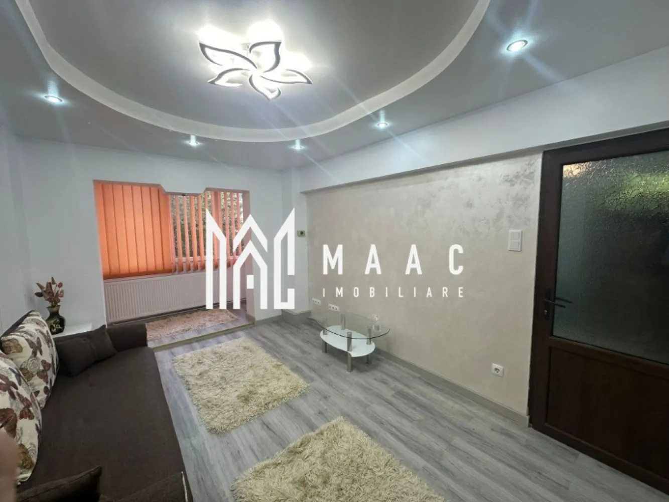 Apartament 2 camere | 50 MPU | Lift | Mihai Viteazu - MAAC Imobiliare vă propune spre închiriere un apartament cochet cu 2 camere decomandate, situat într-o zonă centrală excelentă, vis-a-vis de biserica de pe Mihai Viteazu. Locuința este amplasată la etaj intermediar 2 din 8, într-un imobil prevăzut cu lift, și dispune de o suprafață utilă de 50 mp, fiind ideală pentru un cuplu sau o persoană care își dorește confort și acces facil către toate punctele de interes ale orașului. Apartamentul este complet mobilat și utilat, se remarcă printr-o atmosferă luminoasă, primitoare și bine organizată, având o compartimentare practică și eficientă: Living spațios Un dormitor confortabil Bucătărie separată Baie Printre dotările care completează confortul proprietății se numără: Aer condiționat Centrală termică nouă Mobilier și electrocasnice complete Bloc cu lift Etaj intermediar Poziționarea centrală oferă acces rapid către magazine, mijloace de transport, farmacii, restaurante, școli și alte puncte de interes. Pentru mai multe detalii sau programarea unei vizionări, nu ezitați să ne contactați specificand ID: CP2986857 }}
