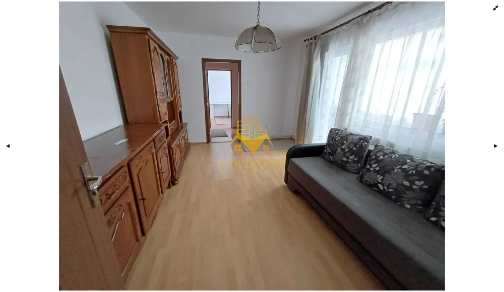 2 camere, C. Gheorgheni, Constantin Brâncuși, zona Alverna, BT - GOLDNESS Imobiliare vă propune spre închiriere un apartament cu 2 camere complet mobilat și utilat, la parter într-un imobil de 4 etaje, în Cartierul Gheorgheni. Posibilitate de parcare la liber în zona. Se află în apropierea stațiilor de transport în comun, magazine, restaurante, spații verzi, farmacii, etc. Apartamentul este compartimentat astfel: - dormitor cu pat matrimonial, dressing, noptiere - living cu bucatarie open space complet utilată și mobilată, canapea extensibilă, loc de servit masa - baie cu cada, calorifer port prosop și dulap pentru depozitare. - balcon de 8 mp. Imobilul este dotat cu toate cele necesare- centrală proprie, frigider, aragaz, hotă, mașină de spălat haine, etc. Dacă sunteți interesați de acest apartament și doriți să îl vizionați, dar și pentru alte oferte nu ezitați să ne contactați telefonic sau prin e-mail. Vă stăm la dispoziție! Pentru intermediere se percepe un comision de 50% din prețul chiriei! }}