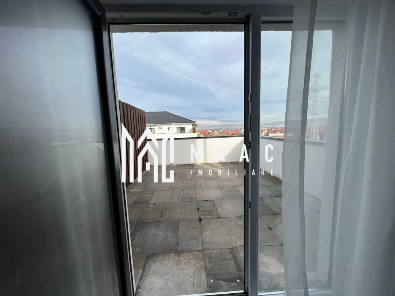 Apartament 2 camere | 2 locuri de parcare | Tineretului - MAAC Imobiliare vă propune spre închiriere un apartament modern, luminos și foarte bine compartimentat, situat în zona Tineretului. Detalii apartament: Suprafață utilă: 55 mp 2 terase generoase: 18 mp și 24 mp 2 locuri de parcare private incluse în preț Complet mobilat și utilat: plită pe gaz, cuptor electric, hotă, frigider cu congelator, mașină de spălat rufe, uscător de rufe, TV 4K 140 cm Nu se acceptă animale de companie. Garanție: se percep 2 luni de garanție în avans. Pentru mai multe detalii sau pentru a programa o vizionare, vă rugăm să ne contactați. Specificați ID-ul CP2824233. }}