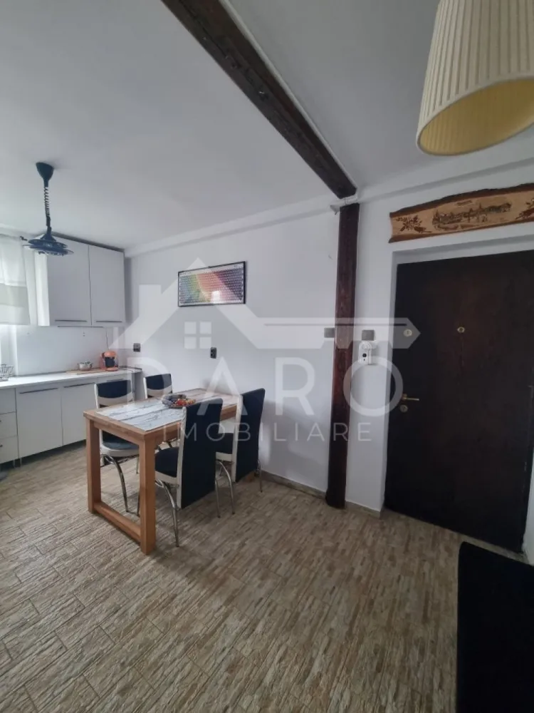 Apartament de inchiriat 2 camere UMF - 🏡 Apartament 2 camere | Lângă UMF | Mobilat modern | 490 € 🔥 📍 Târgu Mureș – str. Gheorghe Marinescu (fix lângă UMF) Dacă îți dorești un apartament cald, modern și extrem de bine poziționat, acesta este alegerea perfectă 👇 ✨ Descriere: Apartament primitor și bine întreținut, situat la etajul 3, ideal pentru studenți la medicină, rezidenți sau cupluri care vor confort și acces rapid către oraș. 🛋️ Living spațios & luminos ✔ canapea confortabilă ✔ zonă de relaxare + birou (perfect pentru studiu / work from home) ✔ aer condiționat ❄️ 🛏️ Dormitor elegant ✔ pat matrimonial cu spații de depozitare ✔ design modern cu accente premium ✔ lumină naturală din plin 🍽️ Bucătărie mare, separată ✔ complet mobilată și utilată ✔ zonă de dining ✔ frigider, plită, cuptor, hotă ✔ spațiu generos – rar întâlnit la 2 camere 🛁 Baie modernă ✔ cabină de duș ✔ design elegant ✔ oglindă iluminată tip Hollywood ✨ 🌿 Balcon / terasă închisă ✔ spațiu perfect pentru relaxare ✔ lumină naturală ✔ vedere liniștită 💎 Dotări: ✔ aer condiționat ✔ TV ✔ mașină de spălat rufe ✔ mașină de spălat vase ✔ complet mobilat și utilat 📍 Locație TOP: ✔ la câteva minute de UMF ✔ aproape de magazine, farmacii, stații bus ✔ zonă foarte căutată pentru închiriere 🔥 Ideal pentru: ✔ studenți UMF ✔ rezidenți ✔ cupluri 💰 Preț: 490 €/lună 📅 Disponibil pentru închiriere pe termen lung 📞 Detalii și vizionări: 📱 0749 535 729 💰 Ai nevoie de credit în viitor? Te ajut prin Kiwi Finance: ✔ colaborare cu 12 bănci ✔ dobânzi negociate ✔ aprobare rapidă ✔ consultanță GRATUITĂ