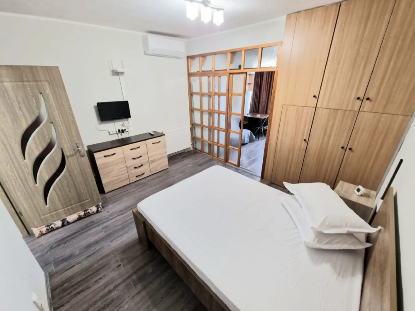 De inchiriat - apartament cu o camera, Mazepa 1 - G-uri - Se închiriază apartament cu o cameră, situat în zona Mazepa 1, în apropiere de Piata Ancora, Școala nr. 28, Elice și Faleza. Apartamentul are 32 mp și este complet mobilat și utilat, fiind gata de locuit, in plus beneficiaza de o superba panorama catre Dunare. Caracteristici: Compartimentare: 1 cameră Suprafață: 32 mp Mobilat și utilat complet - pat matrimonial, 2 TV, 2 dresing-uri, Curat și întreținut Bloc cu 2 lifturi Disponibil imediat Prețul de închiriere: 300 euro/lună Se închiriază pentru termen lung. La semnarea contractului se solicită: - Plata unei chirii în avans - O garanție - Comisionul agentiei Zona este foarte bună, aproape de puncte de interes și facilități. Pentru mai multe detalii și vizionări, vă rugăm să ne contactați! Contact: 0746.252.252 - Liliana Ene, consilier imobiliar Mag Invest