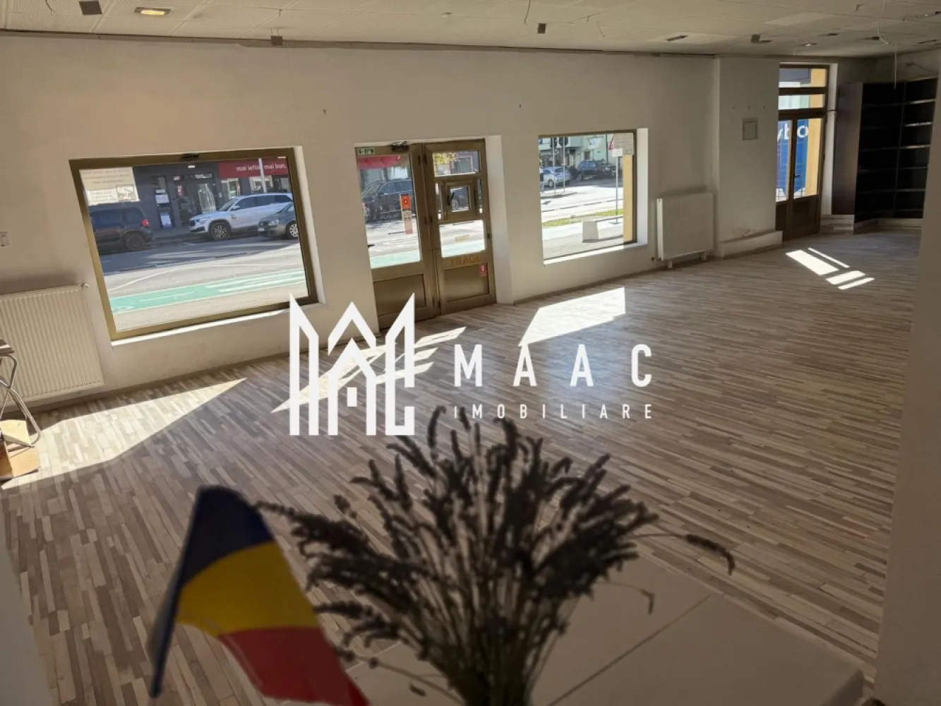 Spațiu Comercial | 110 Mp | Loc de Parcare | Calea Dumbrăvii - MAAC Imobiliare vă propune spre închiriere un spațiu comercial amplasat într-o zonă cu vizibilitate excelentă, beneficiind de: Deschidere la stradă de 15 m Suprafață utilă: 110 mp Două uși de intrare Utilități separate Curent trifazic Spațiul se pretează pentru diverse activități comerciale sau de servicii. Adresă: Calea Dumbrăvii Poziționare: Parter Facilități: Parcare proprie în fața spațiului Condiții financiare Garanție: 2 chirii Mențiuni importante Nu se acceptă activități de alimentație publică Nu se acceptă jocuri de noroc Pentru mai multe detalii sau pentru a programa o vizionare, vă rugăm să ne contactați și să specificați ID:CP2824230 }}