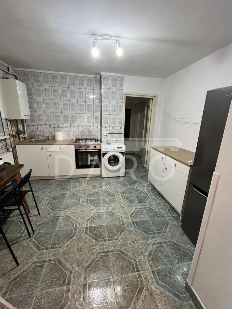 🏡 Apartament 4 camere | 78 mp | Parter | Dâmbu | 550 € NEGOCIABIL 🔥 - 🏡 Apartament 4 camere | 78 mp | Parter | Dâmbu | 550 € NEGOCIABIL 🔥 📍 Târgu Mureș – zona Dâmbu Dacă îți dorești spațiu, confort și compartimentare practică, acest apartament este exact ce cauți 👇 ✨ Descriere: Apartament generos, situat la parter, ideal pentru familie, colegi sau chiar pentru activitate tip birou. Spațiul este bine împărțit, luminos și pregătit pentru mutare imediată. 🛋️ Living spațios ✔ zonă de relaxare aerisită ✔ lumină naturală ✔ perfect pentru familie sau socializare 🛏️ 3 dormitoare ✔ camere luminoase ✔ mobilate simplu și funcțional ✔ ideale pentru familie sau închiriere în regim de sharing 🍽️ Bucătărie mare ✔ foarte spațioasă (rar întâlnit!) ✔ complet mobilată și utilată ✔ loc de luat masa 🛁 2 băi ✔ baie principală cu cadă ✔ baie de serviciu – foarte utilă 🌿 Balcon închis ✔ spațiu perfect pentru relaxare sau depozitare 💎 Dotări: ✔ centrală termică proprie 🔥 ✔ geamuri termopan ✔ parchet din lemn masiv ✔ electrocasnice incluse (mașină de spălat, frigider, cuptor, plită) 📍 Avantaje locație: ✔ zonă liniștită ✔ aproape de magazine, școli, transport public ✔ acces rapid către oraș 🔥 Ideal pentru: ✔ familie ✔ colegi / studenți ✔ firmă / birou 💰 Preț: 550 €/lună (NEGOCIABIL) 💸 + 2 luni garanție 👉 reducere posibilă pentru plata în avans 📞 Detalii și vizionări: 📱 0749 535 729 💰 Vrei să cumperi, nu doar să închiriezi? Te ajut prin Kiwi Finance: ✔ colaborare cu 12 bănci ✔ dobânzi negociate ✔ aprobare rapidă ✔ consultanță GRATUITĂ