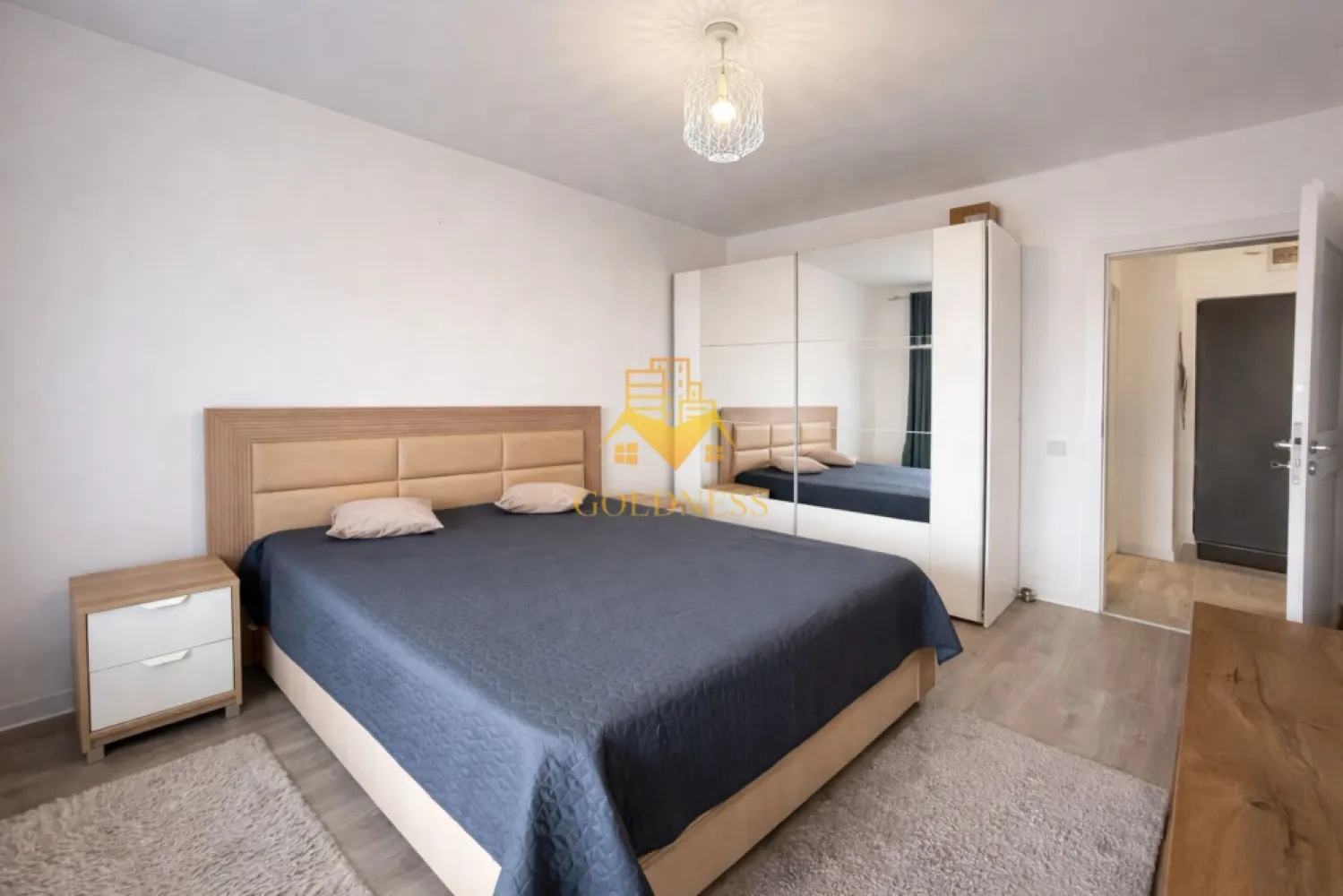 2 Camere Openspace, Iris, Garaj, Iris,Modern, Zona Piata 1 Mai,Spital - GOLDNESS Imobiliare vă propune spre închiriere un apartament cu 2 camere complet mobilat și utilat, la etajul 5 într-un imobil de 8 etaje, în Cartierul . Loc de parcare subteran 70E! Se află în apropierea stațiilor de transport în comun, magazine, restaurante, spații verzi, farmacii, etc. Apartamentul este compartimentat astfel: - dormitor cu pat matrimonial, dressing, noptiere - living cu bucatarie open space complet utilată și mobilată, canapea extensibilă, loc de servit masa - baie cu cada, calorifer port prosop și dulap pentru depozitare. -balcon 5 mp. Imobilul este dotat cu toate cele necesare- centrală proprie, frigider, aragaz, hotă, mașină de spălat haine, etc. Dacă sunteți interesați de acest apartament și doriți să îl vizionați, dar și pentru alte oferte nu ezitați să ne contactați telefonic sau prin e-mail. Vă stăm la dispoziție! Pentru intermediere se percepe un comision de 50% din prețul chiriei! }}