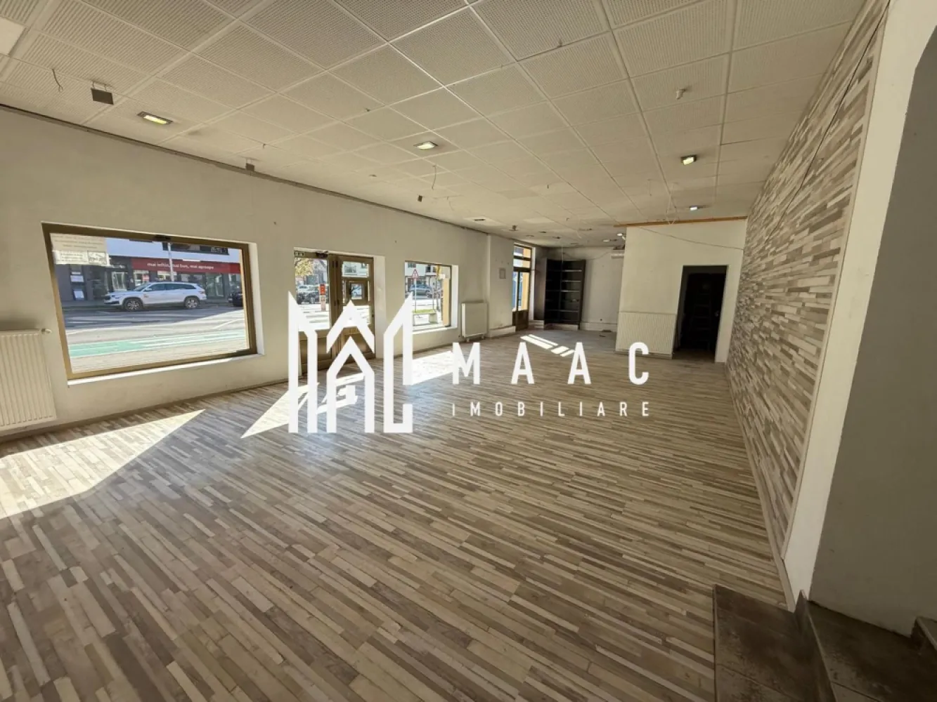 Spațiu Comercial | 110 Mp | Loc de Parcare | Calea Dumbrăvii - MAAC Imobiliare vă propune spre închiriere un spațiu comercial amplasat într-o zonă cu vizibilitate excelentă, beneficiind de: Deschidere la stradă de 15 m Suprafață utilă: 110 mp Două uși de intrare Utilități separate Curent trifazic Spațiul se pretează pentru diverse activități comerciale sau de servicii. Adresă: Calea Dumbrăvii Poziționare: Parter Facilități: Parcare proprie în fața spațiului Condiții financiare Garanție: 2 chirii Mențiuni importante Nu se acceptă activități de alimentație publică Nu se acceptă jocuri de noroc Pentru mai multe detalii sau pentru a programa o vizionare, vă rugăm să ne contactați și să specificați ID:CP2824230 }}