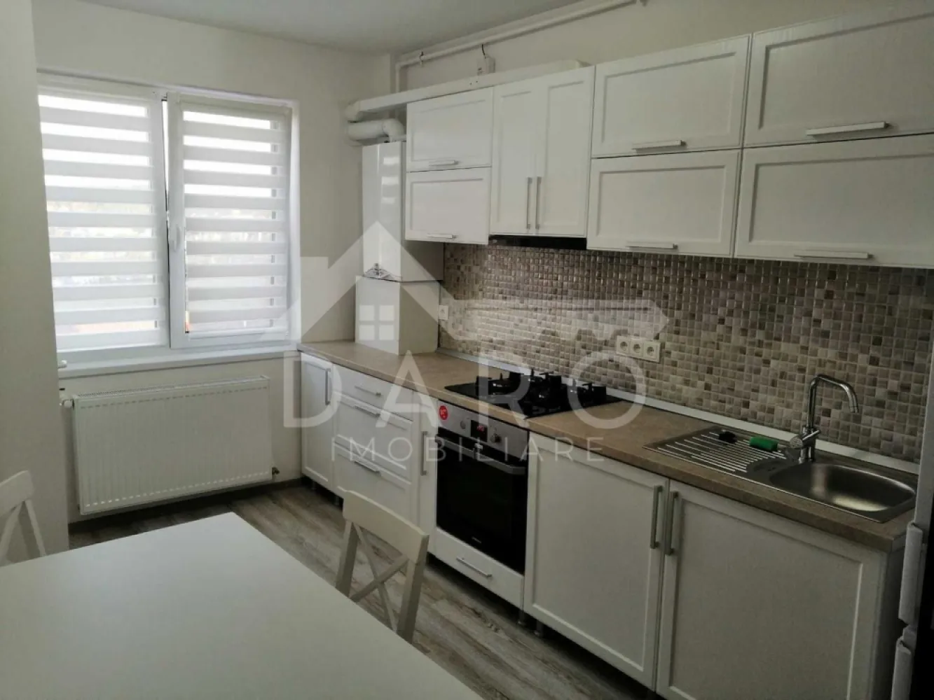 🏡 Apartament 2 camere | Tudor – Shopping City | Bloc nou | 400 € 🔥 - 🏡 Apartament 2 camere | Tudor – Shopping City | Bloc nou | 400 € 🔥 📍 Târgu Mureș – zona Tudor, lângă Shopping City & Agora Dacă îți dorești un apartament modern, luminos și eficient, într-o zonă foarte căutată – acesta este alegerea perfectă 👇 ✨ Descriere: Se oferă spre închiriere apartament cu 2 camere decomandate, situat la etajul 5 într-un bloc nou cu lift, cu o suprafață de 52 mp utili. ✔ complet mobilat și utilat ✔ pregătit pentru mutare imediată ✔ ideal pentru locuire confortabilă pe termen lung 🛋️ Living spațios și luminos ✔ canapea mare, zonă de relaxare ✔ acces către balcon (lumină naturală excelentă) 🛏️ Dormitor matrimonial ✔ pat confortabil + dressing generos ✔ spațiu bine organizat 🍽️ Bucătărie complet utilată ✔ mobilier modern ✔ plită, cuptor, frigider ✔ spațiu eficient și practic 🚪 Hol + spații de depozitare ✔ dressing pe hol ✔ organizare foarte bună ❄️ Confort & dotări: ✔ aer condiționat ✔ geamuri PVC ✔ izolație bună (costuri mici la întreținere) 📍 Locație excelentă: ✔ lângă Shopping City ✔ aproape de Agora ✔ supermarketuri, școli, grădinițe ✔ acces rapid către oraș 💰 Preț: 400 €/lună 💰 Garanție: 400 € 📅 Disponibil imediat 📞 Detalii și vizionări: 📱 0749 535 729 💡 Vrei să cumperi în viitor? Te ajut prin Kiwi Finance: ✔ analiză GRATUITĂ ✔ oferte din 12 bănci ✔ dobânzi negociate ✔ aprobare rapidă