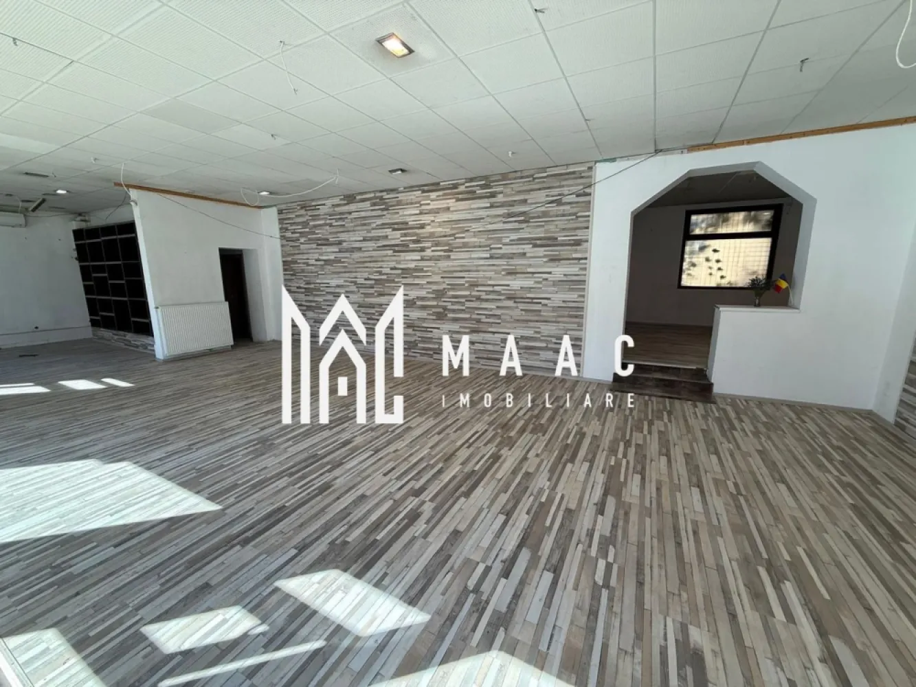 Spațiu Comercial | 110 Mp | Loc de Parcare | Calea Dumbrăvii - MAAC Imobiliare vă propune spre închiriere un spațiu comercial amplasat într-o zonă cu vizibilitate excelentă, beneficiind de: Deschidere la stradă de 15 m Suprafață utilă: 110 mp Două uși de intrare Utilități separate Curent trifazic Spațiul se pretează pentru diverse activități comerciale sau de servicii. Adresă: Calea Dumbrăvii Poziționare: Parter Facilități: Parcare proprie în fața spațiului Condiții financiare Garanție: 2 chirii Mențiuni importante Nu se acceptă activități de alimentație publică Nu se acceptă jocuri de noroc Pentru mai multe detalii sau pentru a programa o vizionare, vă rugăm să ne contactați și să specificați ID:CP2824230 }}