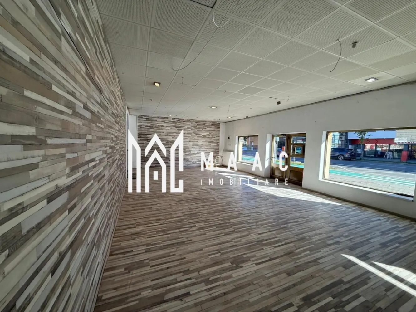 Spațiu Comercial | 110 Mp | Loc de Parcare | Calea Dumbrăvii - MAAC Imobiliare vă propune spre închiriere un spațiu comercial amplasat într-o zonă cu vizibilitate excelentă, beneficiind de: Deschidere la stradă de 15 m Suprafață utilă: 110 mp Două uși de intrare Utilități separate Curent trifazic Spațiul se pretează pentru diverse activități comerciale sau de servicii. Adresă: Calea Dumbrăvii Poziționare: Parter Facilități: Parcare proprie în fața spațiului Condiții financiare Garanție: 2 chirii Mențiuni importante Nu se acceptă activități de alimentație publică Nu se acceptă jocuri de noroc Pentru mai multe detalii sau pentru a programa o vizionare, vă rugăm să ne contactați și să specificați ID:CP2824230 }}
