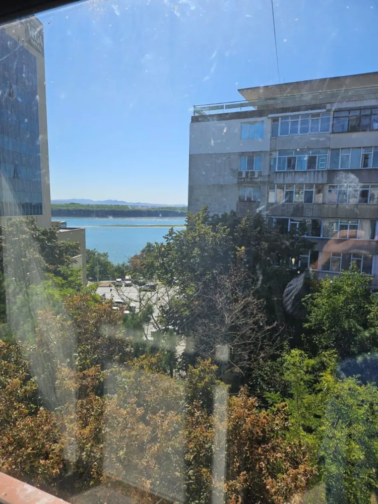 Vanzare - 2 camere, P-uri - Faleza - Descoperă oportunitatea perfectă de a locui sau investi într-un apartament cu doua camere chiar în inima orașului! Caracteristici principale: Suprafață totală: 46 mp | Suprafață utilă: 43,26 mp Etaj: 6 din 7, cu vedere laterală spre Dunăre, care îți va încânta privirea în fiecare zi Compartimentare practică și luminoasă Necesită renovare, oferindu-ți posibilitatea de a-l personaliza după gustul tău Geam la baie pentru confort sporit Locație privilegiată: P-uri,Elice - În imediata apropiere de restaurante, magazine, parcuri și toate facilitățile de care ai nevoie În zona ultracentrală, ideală pentru cei care apreciază accesul facil la toate punctele de interes ale orașului Preț: 75.000 euro negociabil Apartamentul este liber, pregatit pentru vanzare, se accepta credit. Aceasta este o ofertă exclusivă, care nu trebuie ratată! Pentru mai multe detalii sau pentru a programa o vizionare, nu ezita să ne contactezi: 0746.252.252 - Liliana Ene, consilier imobiliar Mag Invest! Nu pierde șansa de a deveni proprietarul unui apartament deosebit, situat în cea mai căutată zonă a orașului!