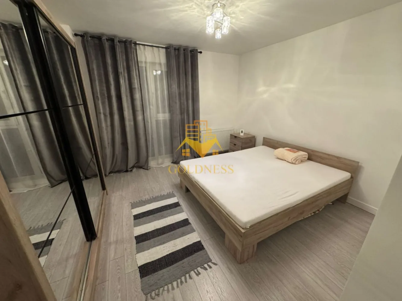 2 camere, modern, bloc nou, Dambul Rotund, Ego Residence Zona Taietura - GOLDNESS Imobiliare vă propune spre închiriere un apartament cu 2 camere complet mobilat și utilat, la etajul 1 într-un imobil de 5 etaje, în Cartierul Dâmbul Rotund . Posibilitate de parcare. Se află în apropierea stațiilor de transport în comun, magazine, restaurante, spații verzi, farmacii, etc. Apartamentul este compartimentat astfel: - dormitor cu pat matrimonial, dressing, noptiere - living cu bucatarie open space complet utilată și mobilată, canapea extensibilă, loc de servit masa - baie cu cabina de dus, calorifer port prosop și dulap pentru depozitare. - balcon de 3 mp. Imobilul este dotat cu toate cele necesare- centrală proprie, frigider, aragaz, hotă, mașină de spălat haine, etc. Dacă sunteți interesați de acest apartament și doriți să îl vizionați, dar și pentru alte oferte nu ezitați să ne contactați telefonic sau prin e-mail. Vă stăm la dispoziție! Pentru intermediere se percepe un comision de 50% din prețul chiriei!