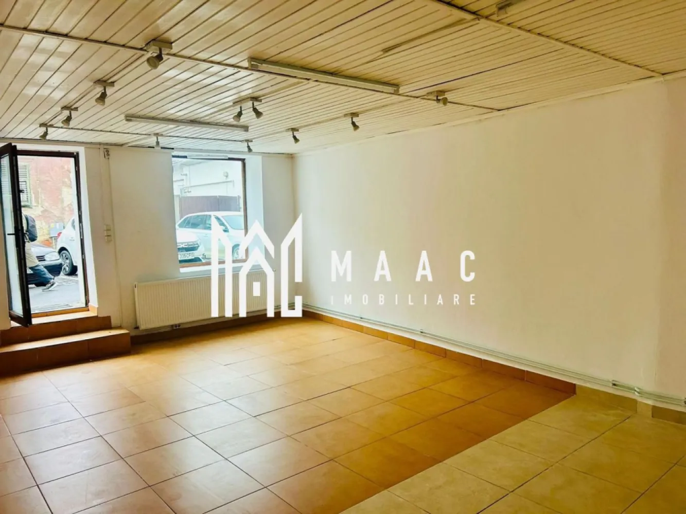 Spatiu comercial la strada | Vitrina | VAD | Zona Centrala - MAAC Imobiliare ofera spre inchiriere spatiu pretabil pentru activitati comerciale, cu intrare direct din strada, in zona Centrala (la 5 minute de mers pe jos de inima orasului - Piata Mare). Spatiul este alcatuit dintr-o incapere spatioasa si un grup sanitar si se afla la parterul unei cladiri de tip casa, cu curte interioara privata si regim de inaltime P+E+M. Este montat sistem de supraveghere video si internet. Incalzirea se face cu centrala proprie si calorifere. Contorizarea este separata. Disponibilitate imediata. Se inchiriaza pe o perioada de minim 12 luni. Se percepe garantie in cuantumul unei chirii lunare. Pentru mai multe detalii va rugam specificati telefonic: CP2987115 }}