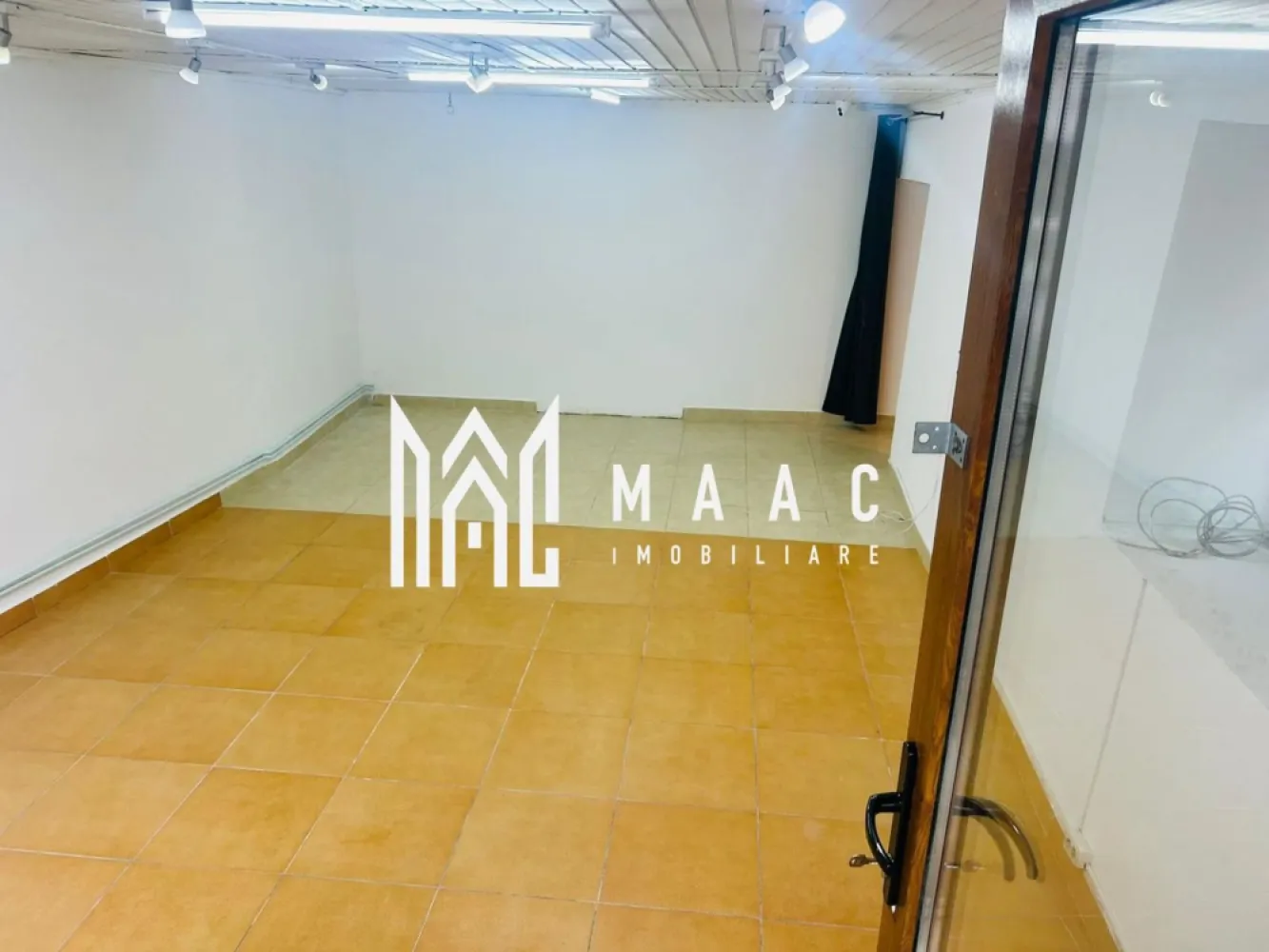 Spatiu comercial la strada | Vitrina | VAD | Zona Centrala - MAAC Imobiliare ofera spre inchiriere spatiu pretabil pentru activitati comerciale, cu intrare direct din strada, in zona Centrala (la 5 minute de mers pe jos de inima orasului - Piata Mare). Spatiul este alcatuit dintr-o incapere spatioasa si un grup sanitar si se afla la parterul unei cladiri de tip casa, cu curte interioara privata si regim de inaltime P+E+M. Este montat sistem de supraveghere video si internet. Incalzirea se face cu centrala proprie si calorifere. Contorizarea este separata. Disponibilitate imediata. Se inchiriaza pe o perioada de minim 12 luni. Se percepe garantie in cuantumul unei chirii lunare. Pentru mai multe detalii va rugam specificati telefonic: CP2987115 }}