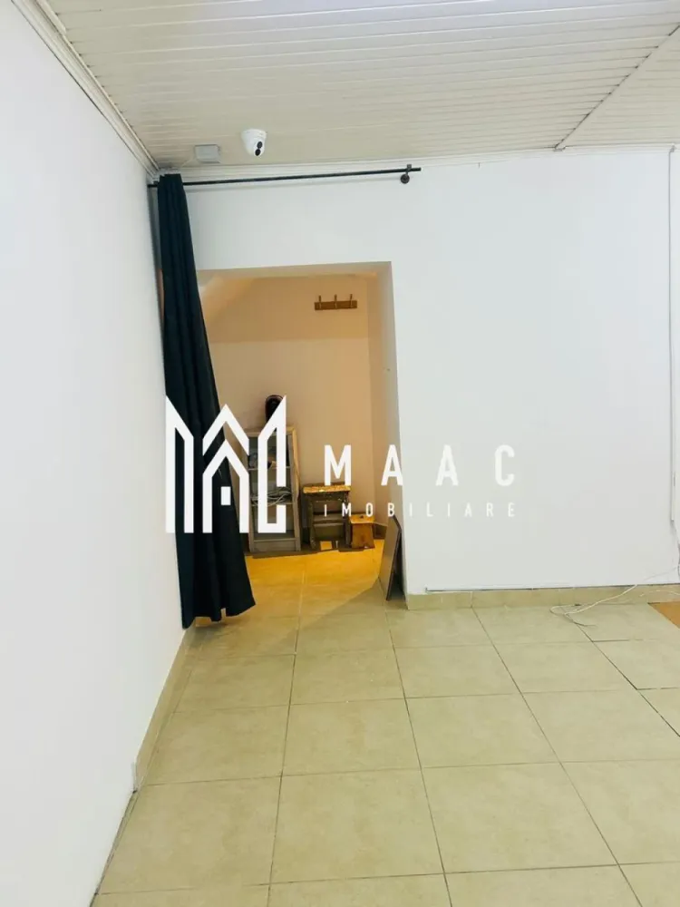 Spatiu comercial la strada | Vitrina | VAD | Zona Centrala - MAAC Imobiliare ofera spre inchiriere spatiu pretabil pentru activitati comerciale, cu intrare direct din strada, in zona Centrala (la 5 minute de mers pe jos de inima orasului - Piata Mare). Spatiul este alcatuit dintr-o incapere spatioasa si un grup sanitar si se afla la parterul unei cladiri de tip casa, cu curte interioara privata si regim de inaltime P+E+M. Este montat sistem de supraveghere video si internet. Incalzirea se face cu centrala proprie si calorifere. Contorizarea este separata. Disponibilitate imediata. Se inchiriaza pe o perioada de minim 12 luni. Se percepe garantie in cuantumul unei chirii lunare. Pentru mai multe detalii va rugam specificati telefonic: CP2987115 }}