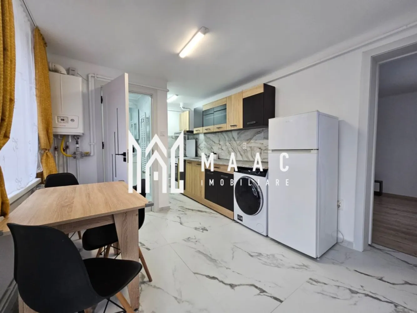 Apartament 1 Camera I Renovat I Curte I Strand - MAAC Imobiliare vă propune spre închiriere un apartament cu suprafața de 32 mp, situat la parterul unei case din cartierul Ștrand, una dintre zonele apreciate ale orașului Sibiu datorită atmosferei liniștite și accesului facil către punctele de interes urbane. Proprietatea reprezintă o opțiune practică pentru persoanele care caută o locuință compactă, bine organizată, într-un cartier verde și bine conectat la infrastructura orașului. Apartamentul este complet mobilat și utilat, fiind pregătit pentru mutare imediată. Locuința dispune de centrală termică proprie care asigură confort termic în sezonul rece, iar geamurile termopan contribuie la eficiența energetică și la menținerea unui ambient liniștit în interior. Spațiul este organizat eficient pentru a oferi funcționalitate și confort în viața de zi cu zi. Compartimentarea apartamentului este realizată astfel: -dormitor confortabil -bucătărie separată -baie -hol Dotări și facilități: -mobilată și utilată -centrală termică proprie -geamuri termopan -mașină de spălat -frigider -aragaz Cartierul Ștrand este cunoscut pentru mediul său rezidențial liniștit, spațiile verzi și accesul rapid către principalele zone ale orașului. În apropiere se găsesc magazine, mijloace de transport în comun și parcuri, ceea ce face ca această locuință să fie potrivită pentru cei care doresc un echilibru între confort, accesibilitate și proximitatea față de centrul orașului Sibiu. Avantaje ale locației: -zonă liniștită și verde -aproape de magazine, transport public și parcuri -acces rapid către centrul din Sibiu Pentru informații suplimentare contactați MAAC Imobiliare și menționați numărul CP2958379 la telefon. }}