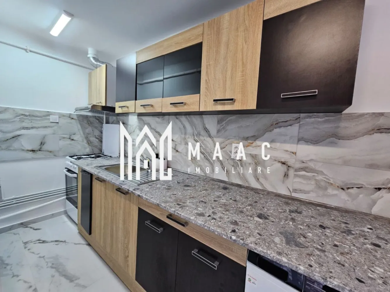 Apartament 1 Camera I Renovat I Curte I Strand - MAAC Imobiliare vă propune spre închiriere un apartament cu suprafața de 32 mp, situat la parterul unei case din cartierul Ștrand, una dintre zonele apreciate ale orașului Sibiu datorită atmosferei liniștite și accesului facil către punctele de interes urbane. Proprietatea reprezintă o opțiune practică pentru persoanele care caută o locuință compactă, bine organizată, într-un cartier verde și bine conectat la infrastructura orașului. Apartamentul este complet mobilat și utilat, fiind pregătit pentru mutare imediată. Locuința dispune de centrală termică proprie care asigură confort termic în sezonul rece, iar geamurile termopan contribuie la eficiența energetică și la menținerea unui ambient liniștit în interior. Spațiul este organizat eficient pentru a oferi funcționalitate și confort în viața de zi cu zi. Compartimentarea apartamentului este realizată astfel: -dormitor confortabil -bucătărie separată -baie -hol Dotări și facilități: -mobilată și utilată -centrală termică proprie -geamuri termopan -mașină de spălat -frigider -aragaz Cartierul Ștrand este cunoscut pentru mediul său rezidențial liniștit, spațiile verzi și accesul rapid către principalele zone ale orașului. În apropiere se găsesc magazine, mijloace de transport în comun și parcuri, ceea ce face ca această locuință să fie potrivită pentru cei care doresc un echilibru între confort, accesibilitate și proximitatea față de centrul orașului Sibiu. Avantaje ale locației: -zonă liniștită și verde -aproape de magazine, transport public și parcuri -acces rapid către centrul din Sibiu Pentru informații suplimentare contactați MAAC Imobiliare și menționați numărul CP2958379 la telefon. }}