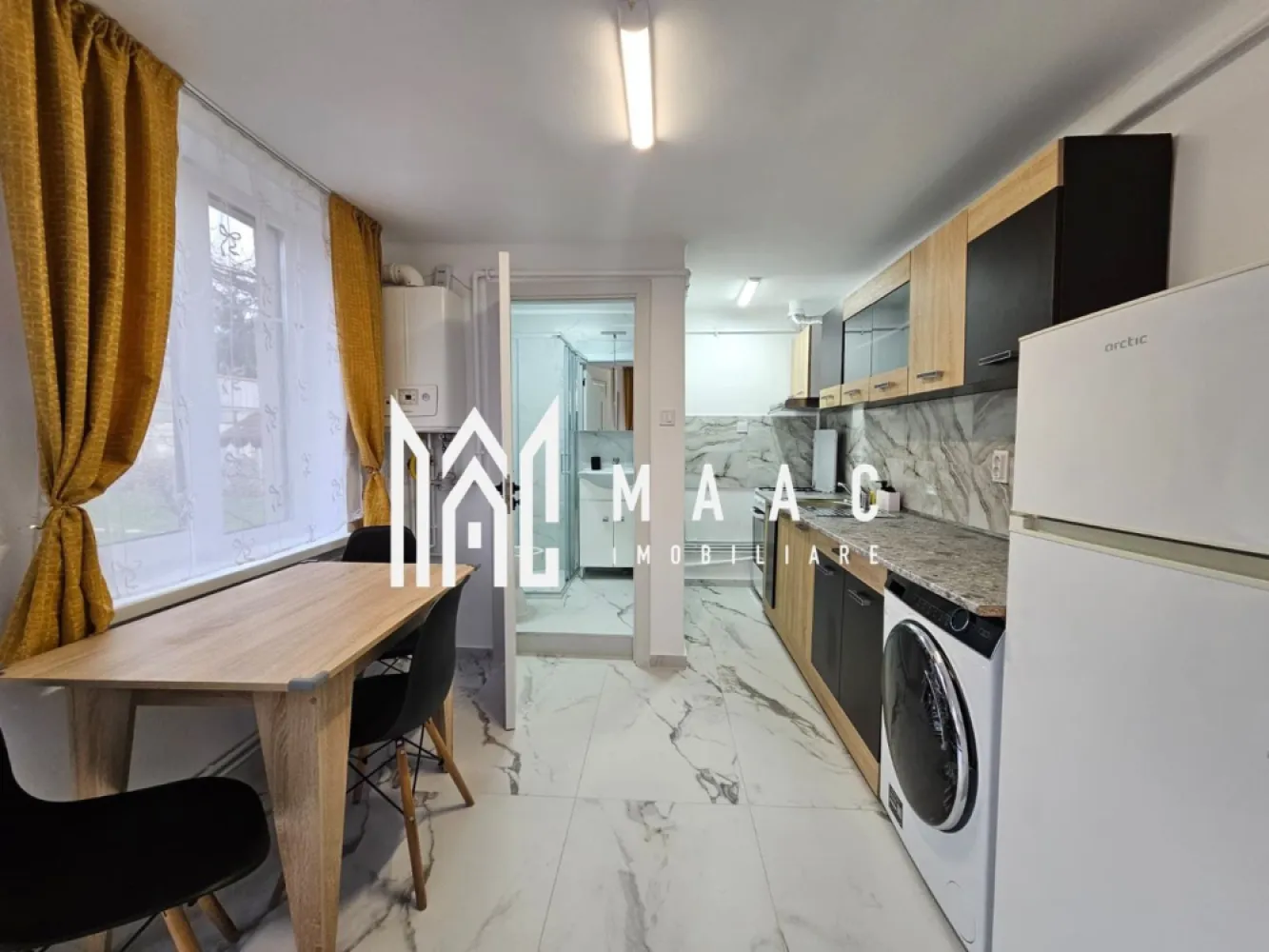 Apartament 1 Camera I Renovat I Curte I Strand - MAAC Imobiliare vă propune spre închiriere un apartament cu suprafața de 32 mp, situat la parterul unei case din cartierul Ștrand, una dintre zonele apreciate ale orașului Sibiu datorită atmosferei liniștite și accesului facil către punctele de interes urbane. Proprietatea reprezintă o opțiune practică pentru persoanele care caută o locuință compactă, bine organizată, într-un cartier verde și bine conectat la infrastructura orașului. Apartamentul este complet mobilat și utilat, fiind pregătit pentru mutare imediată. Locuința dispune de centrală termică proprie care asigură confort termic în sezonul rece, iar geamurile termopan contribuie la eficiența energetică și la menținerea unui ambient liniștit în interior. Spațiul este organizat eficient pentru a oferi funcționalitate și confort în viața de zi cu zi. Compartimentarea apartamentului este realizată astfel: -dormitor confortabil -bucătărie separată -baie -hol Dotări și facilități: -mobilată și utilată -centrală termică proprie -geamuri termopan -mașină de spălat -frigider -aragaz Cartierul Ștrand este cunoscut pentru mediul său rezidențial liniștit, spațiile verzi și accesul rapid către principalele zone ale orașului. În apropiere se găsesc magazine, mijloace de transport în comun și parcuri, ceea ce face ca această locuință să fie potrivită pentru cei care doresc un echilibru între confort, accesibilitate și proximitatea față de centrul orașului Sibiu. Avantaje ale locației: -zonă liniștită și verde -aproape de magazine, transport public și parcuri -acces rapid către centrul din Sibiu Pentru informații suplimentare contactați MAAC Imobiliare și menționați numărul CP2958379 la telefon. }}