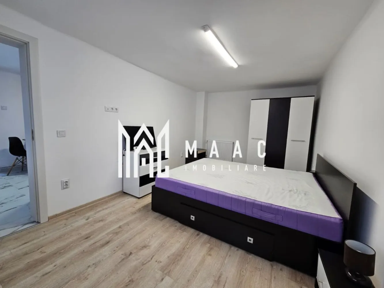 Apartament 1 Camera I Renovat I Curte I Strand - MAAC Imobiliare vă propune spre închiriere un apartament cu suprafața de 32 mp, situat la parterul unei case din cartierul Ștrand, una dintre zonele apreciate ale orașului Sibiu datorită atmosferei liniștite și accesului facil către punctele de interes urbane. Proprietatea reprezintă o opțiune practică pentru persoanele care caută o locuință compactă, bine organizată, într-un cartier verde și bine conectat la infrastructura orașului. Apartamentul este complet mobilat și utilat, fiind pregătit pentru mutare imediată. Locuința dispune de centrală termică proprie care asigură confort termic în sezonul rece, iar geamurile termopan contribuie la eficiența energetică și la menținerea unui ambient liniștit în interior. Spațiul este organizat eficient pentru a oferi funcționalitate și confort în viața de zi cu zi. Compartimentarea apartamentului este realizată astfel: -dormitor confortabil -bucătărie separată -baie -hol Dotări și facilități: -mobilată și utilată -centrală termică proprie -geamuri termopan -mașină de spălat -frigider -aragaz Cartierul Ștrand este cunoscut pentru mediul său rezidențial liniștit, spațiile verzi și accesul rapid către principalele zone ale orașului. În apropiere se găsesc magazine, mijloace de transport în comun și parcuri, ceea ce face ca această locuință să fie potrivită pentru cei care doresc un echilibru între confort, accesibilitate și proximitatea față de centrul orașului Sibiu. Avantaje ale locației: -zonă liniștită și verde -aproape de magazine, transport public și parcuri -acces rapid către centrul din Sibiu Pentru informații suplimentare contactați MAAC Imobiliare și menționați numărul CP2958379 la telefon. }}