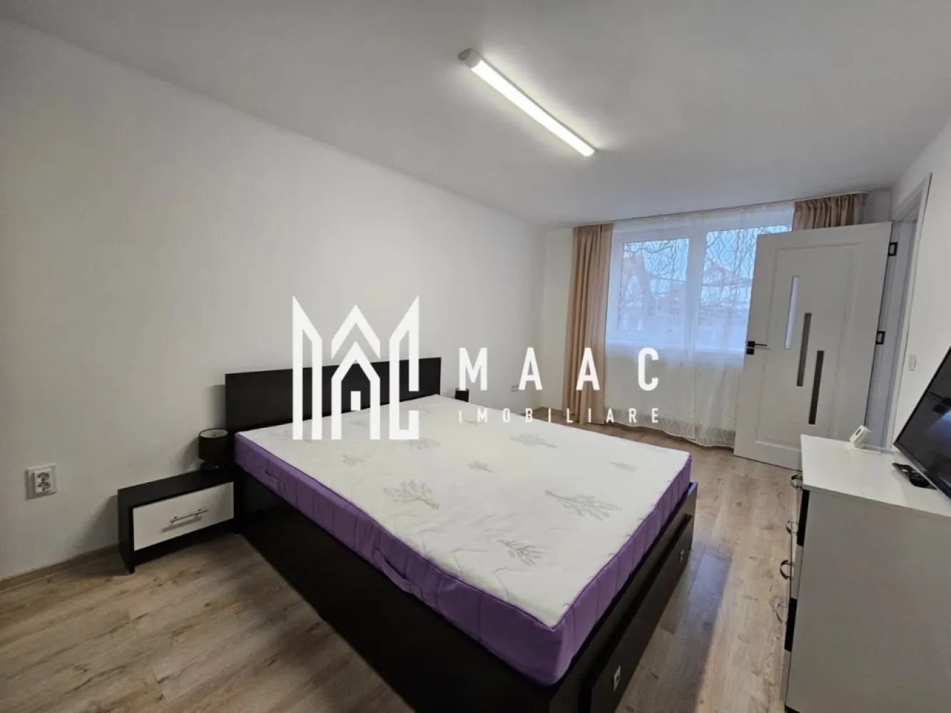 Apartament 1 Camera I Renovat I Curte I Strand - MAAC Imobiliare vă propune spre închiriere un apartament cu suprafața de 32 mp, situat la parterul unei case din cartierul Ștrand, una dintre zonele apreciate ale orașului Sibiu datorită atmosferei liniștite și accesului facil către punctele de interes urbane. Proprietatea reprezintă o opțiune practică pentru persoanele care caută o locuință compactă, bine organizată, într-un cartier verde și bine conectat la infrastructura orașului. Apartamentul este complet mobilat și utilat, fiind pregătit pentru mutare imediată. Locuința dispune de centrală termică proprie care asigură confort termic în sezonul rece, iar geamurile termopan contribuie la eficiența energetică și la menținerea unui ambient liniștit în interior. Spațiul este organizat eficient pentru a oferi funcționalitate și confort în viața de zi cu zi. Compartimentarea apartamentului este realizată astfel: -dormitor confortabil -bucătărie separată -baie -hol Dotări și facilități: -mobilată și utilată -centrală termică proprie -geamuri termopan -mașină de spălat -frigider -aragaz Cartierul Ștrand este cunoscut pentru mediul său rezidențial liniștit, spațiile verzi și accesul rapid către principalele zone ale orașului. În apropiere se găsesc magazine, mijloace de transport în comun și parcuri, ceea ce face ca această locuință să fie potrivită pentru cei care doresc un echilibru între confort, accesibilitate și proximitatea față de centrul orașului Sibiu. Avantaje ale locației: -zonă liniștită și verde -aproape de magazine, transport public și parcuri -acces rapid către centrul din Sibiu Pentru informații suplimentare contactați MAAC Imobiliare și menționați numărul CP2958379 la telefon. }}