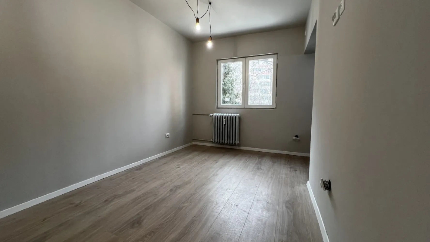 ✨ Prima Chirie | Renovată Premium | Proprietari Cool - Cauti un spațiu compact, dar finisat cu bun gust, unde să te simți cu adevărat "acasă"? Această garsonieră a fost complet renovată, mobilata si utilata, și își așteaptă primul locatar! 💎 De ce să alegi această locuință? Totul Nou (Prima Chirie): Instalații schimbate, finisaje moderne și mobilier ales cu grijă pentru a maximiza confortul. Eficiență și Costuri Mici: Spațiu inteligent compartimentat, ideal pentru cineva care dorește costuri de întreținere minime fără a face compromis la calitate. Proprietari de treabă: Căutăm un chiriaș pe termen lung și oferim în schimb respect, flexibilitate și zero stres. 📍Locație și Facilități - Transport excelent, Shopping & Food, Relaxare, Parcuri, Spații verzi, Scoli, Gradinite, Piata, Servicii medicale, etc. Profil chiriaș: Persoană serioasă, nefumătoare, fără animale de companie. Disponibilitate: Imediată. 💰 Preț: 300 Euro / lună + Garanție (1 lună) - Comision 0% 📞 Sună acum pentru a programa o vizionare și fii primul care se mută în acest spațiu fresh! }}