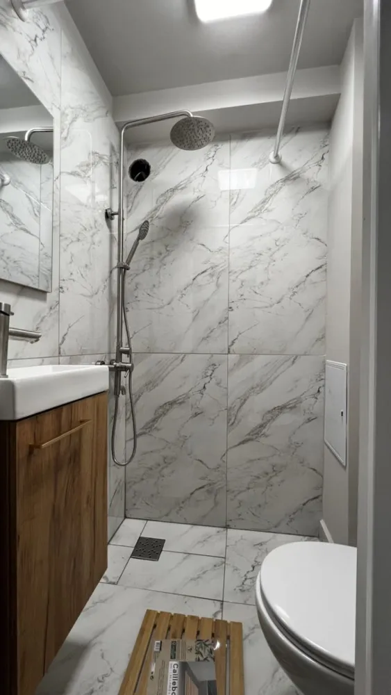 ✨ Prima Chirie | Renovată Premium | Proprietari Cool - Cauti un spațiu compact, dar finisat cu bun gust, unde să te simți cu adevărat "acasă"? Această garsonieră a fost complet renovată, mobilata si utilata, și își așteaptă primul locatar! 💎 De ce să alegi această locuință? Totul Nou (Prima Chirie): Instalații schimbate, finisaje moderne și mobilier ales cu grijă pentru a maximiza confortul. Eficiență și Costuri Mici: Spațiu inteligent compartimentat, ideal pentru cineva care dorește costuri de întreținere minime fără a face compromis la calitate. Proprietari de treabă: Căutăm un chiriaș pe termen lung și oferim în schimb respect, flexibilitate și zero stres. 📍Locație și Facilități - Transport excelent, Shopping & Food, Relaxare, Parcuri, Spații verzi, Scoli, Gradinite, Piata, Servicii medicale, etc. Profil chiriaș: Persoană serioasă, nefumătoare, fără animale de companie. Disponibilitate: Imediată. 💰 Preț: 300 Euro / lună + Garanție (1 lună) - Comision 0% 📞 Sună acum pentru a programa o vizionare și fii primul care se mută în acest spațiu fresh! }}